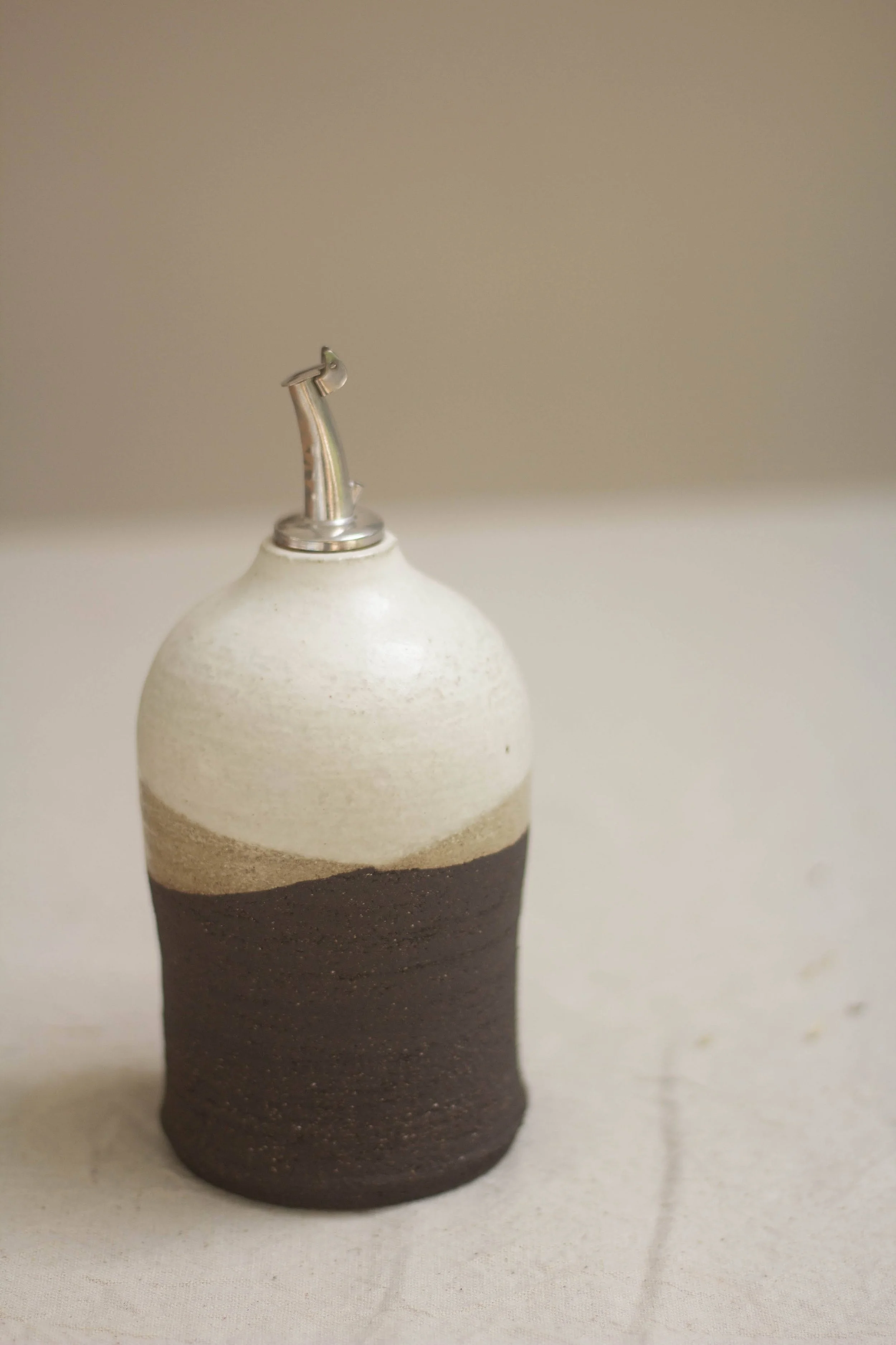 Huilier en grès noir artisanal avec émail blanc crème