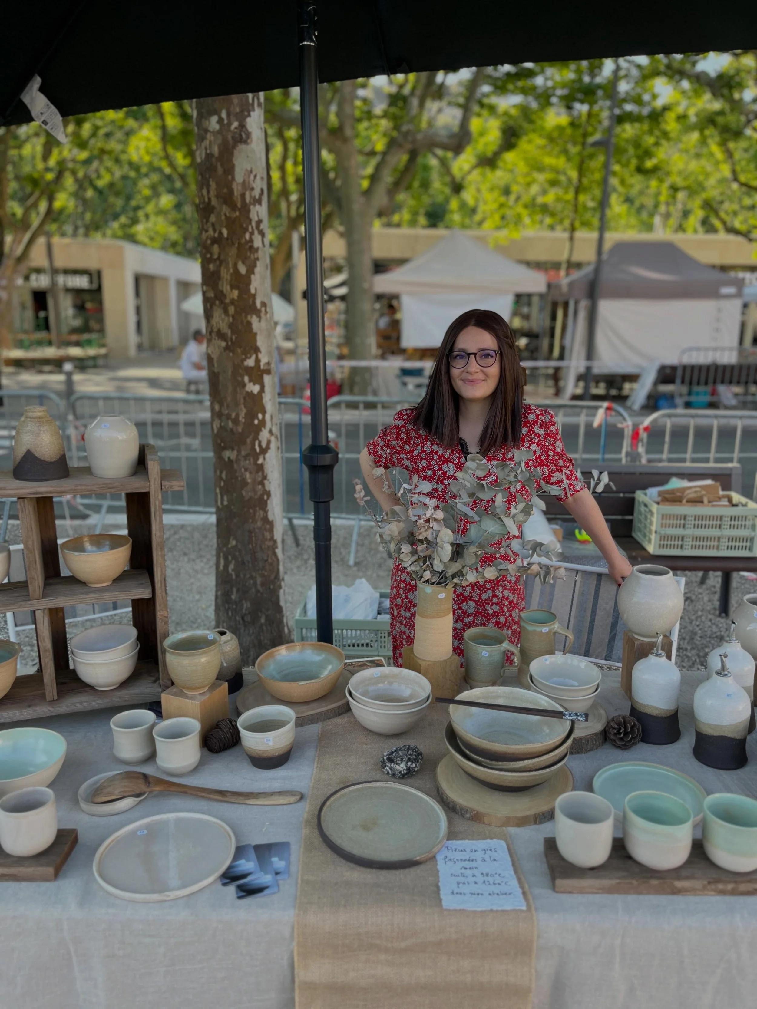 Ces deux derni&egrave;res semaines ont &eacute;t&eacute; riches en &eacute;motions&hellip; et en logistique.

Un march&eacute;, puis un atelier modelage une semaine plus tard, au pied lev&eacute; !

Pr&eacute;parer les pi&egrave;ces, les emballer, ch