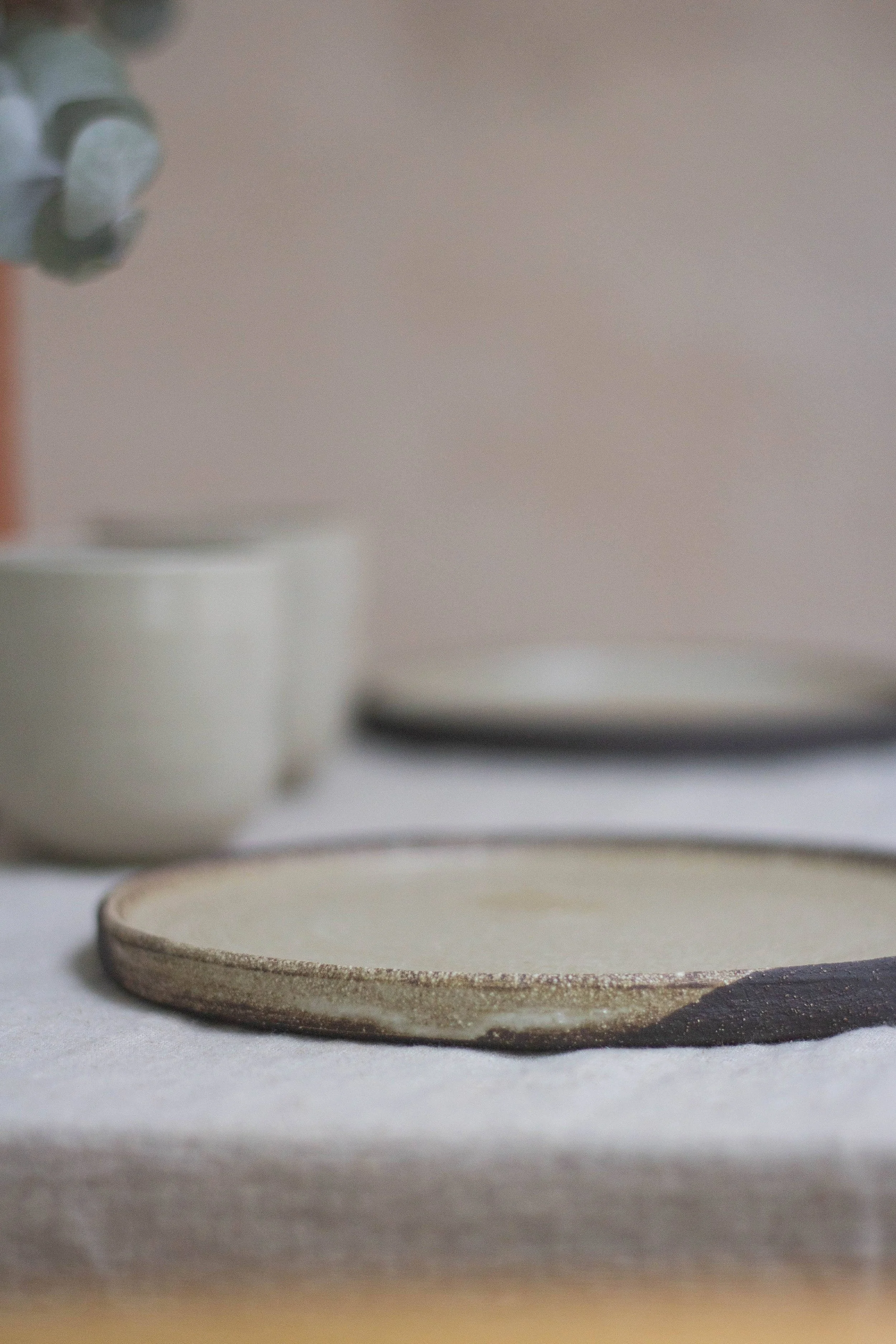 assiette en grès noir artisanale avec émail crème 