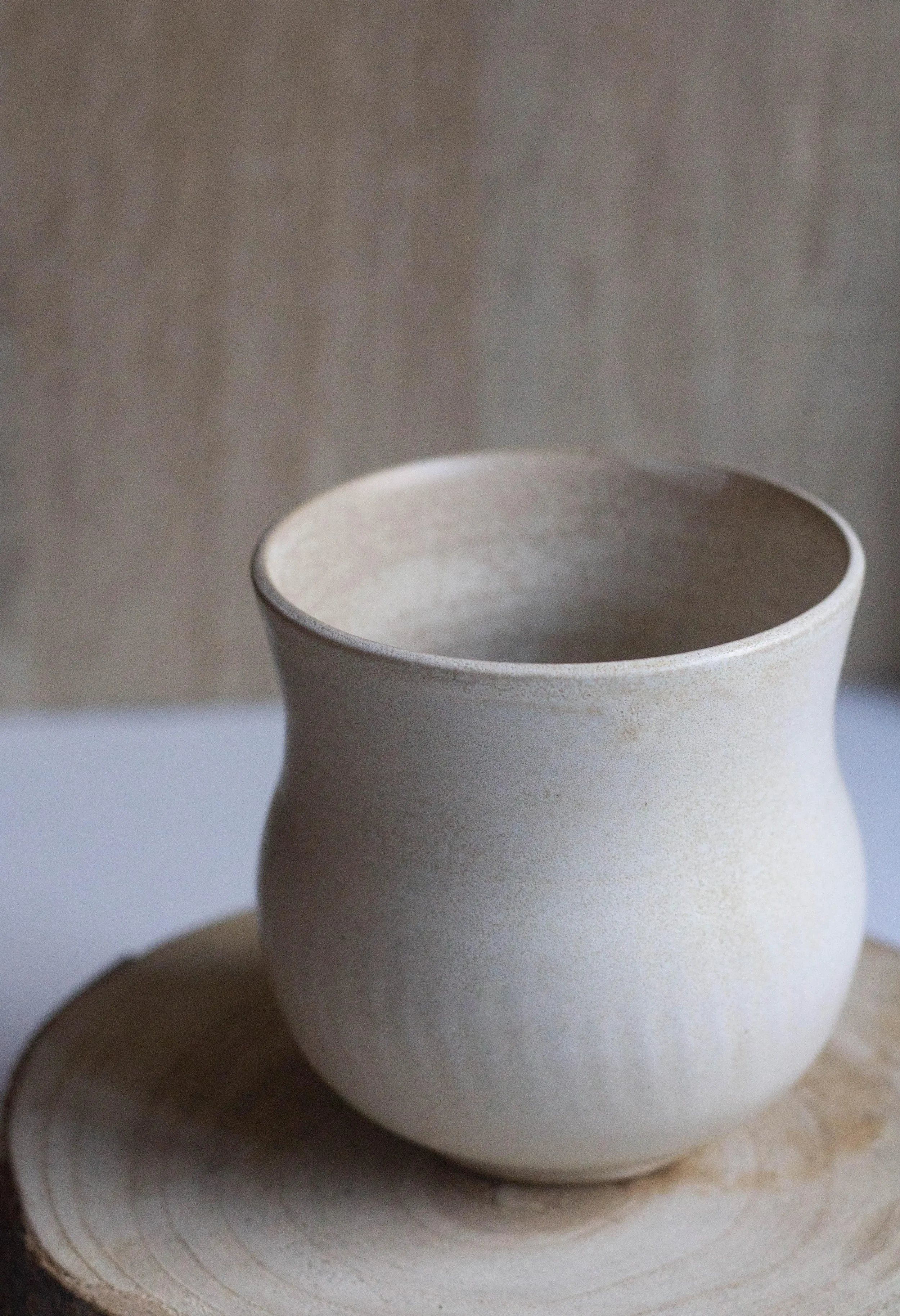 Tasse en grès blanc artisanale avec émail ivoire
