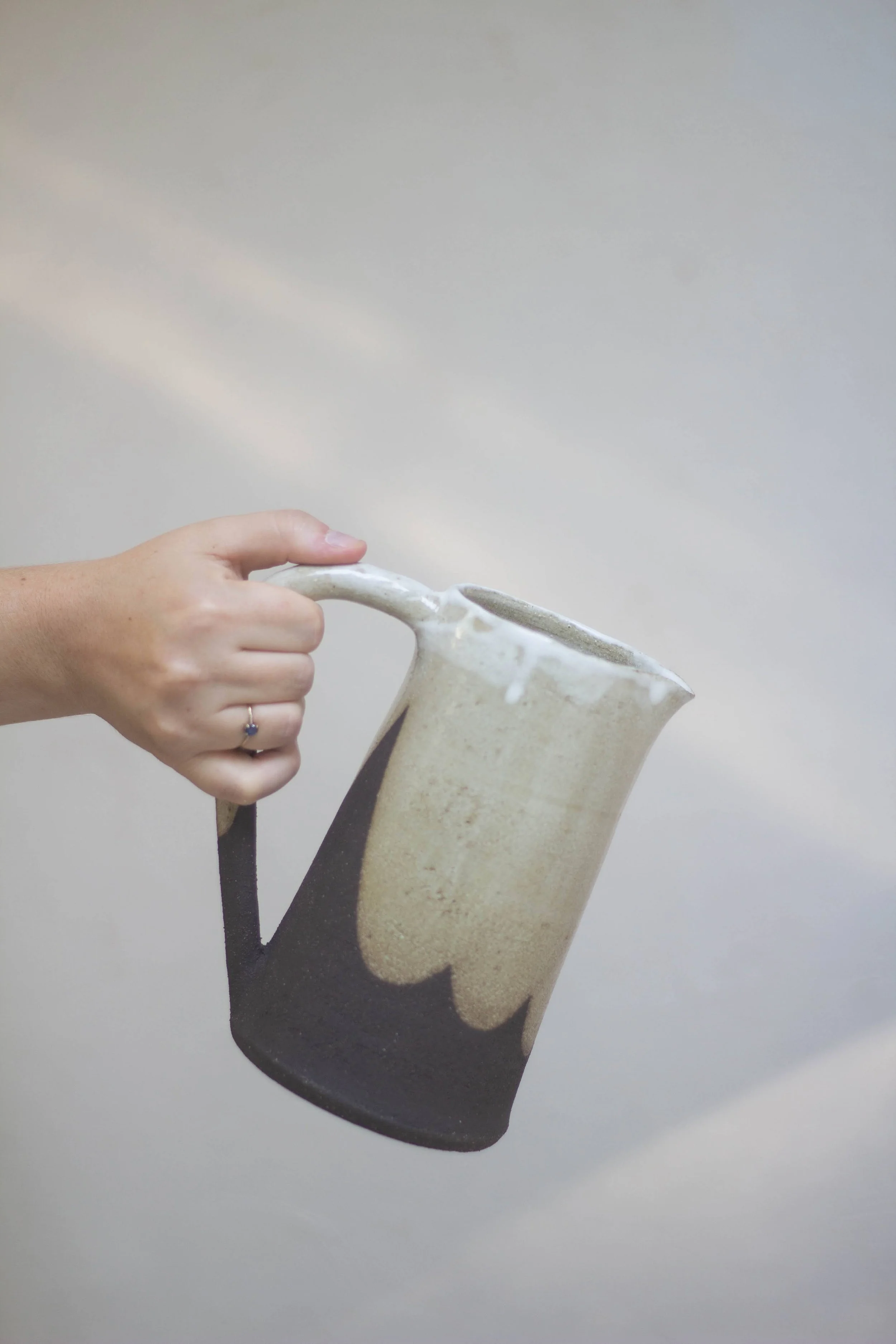 pichet artisanal en grès noir avec émail crème 