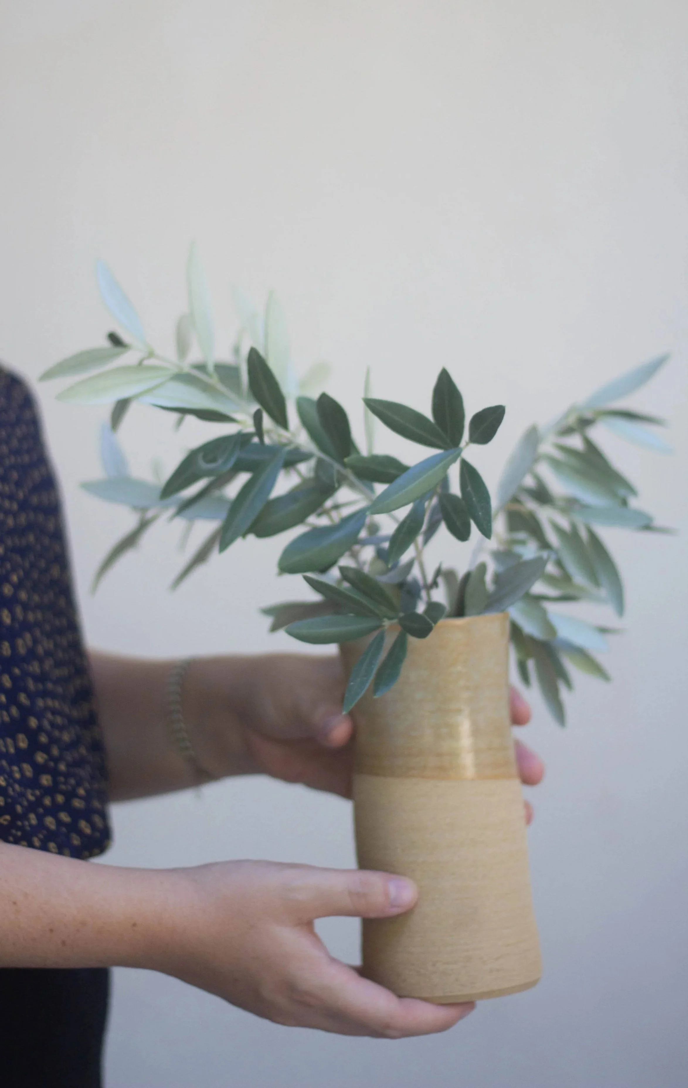 vase en grès roux artisanale avec émail vert transparent