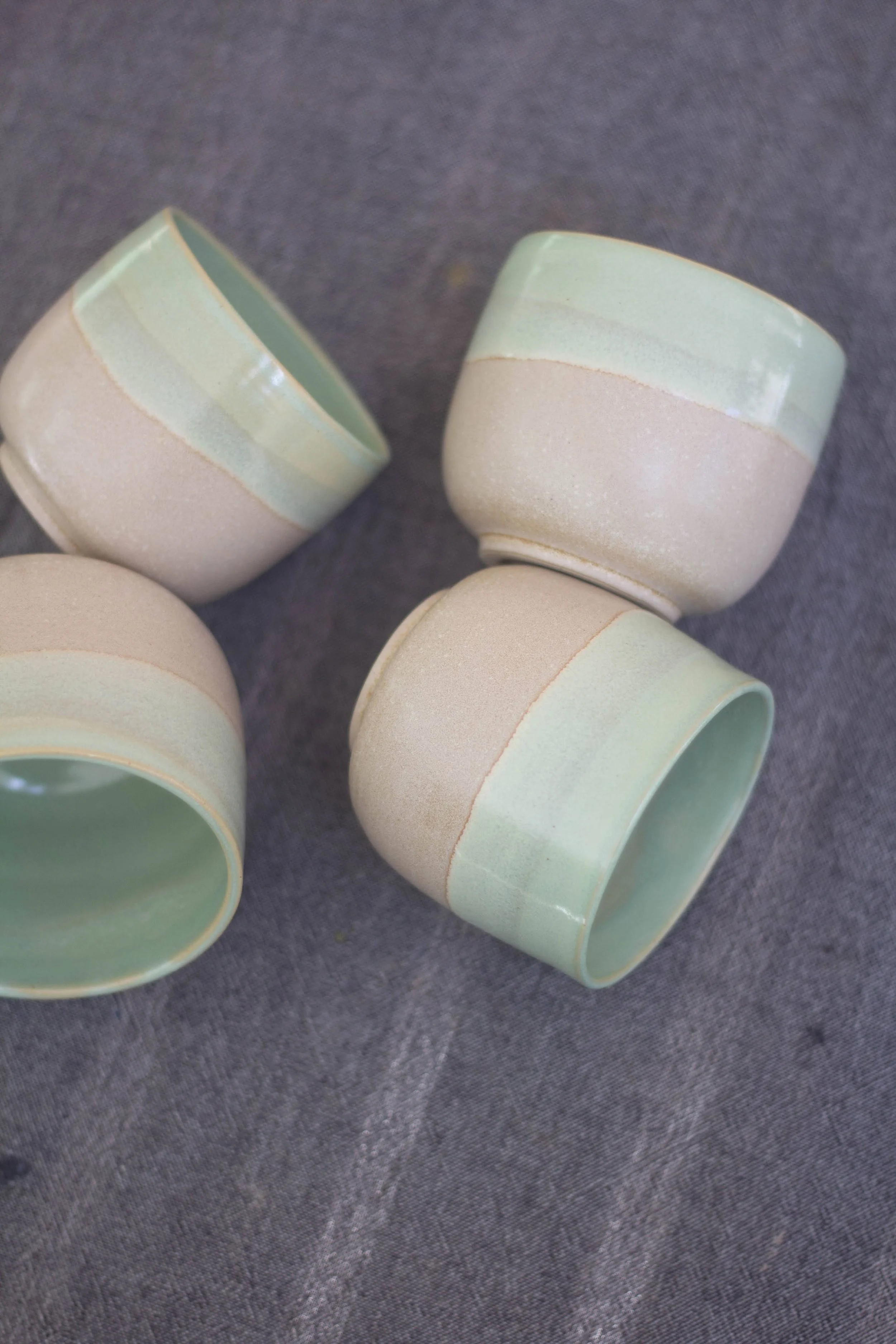 tasses artisanales en grès blanc avec émaux vert et ivoire rosé