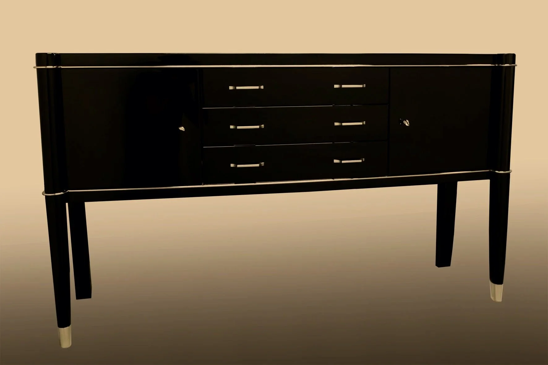 Schwarzes Artdeco Sideboard mit sechs Schubladen und 2 Türen, mit silbernen Metallgriffen, auf Hochglanz poliert