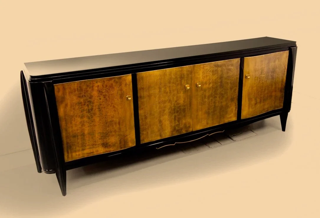 Antikes Artdeco Sideboard aus Holz mit vier Türen, schwarzem Rahmen und goldbraunem Holzdesign.