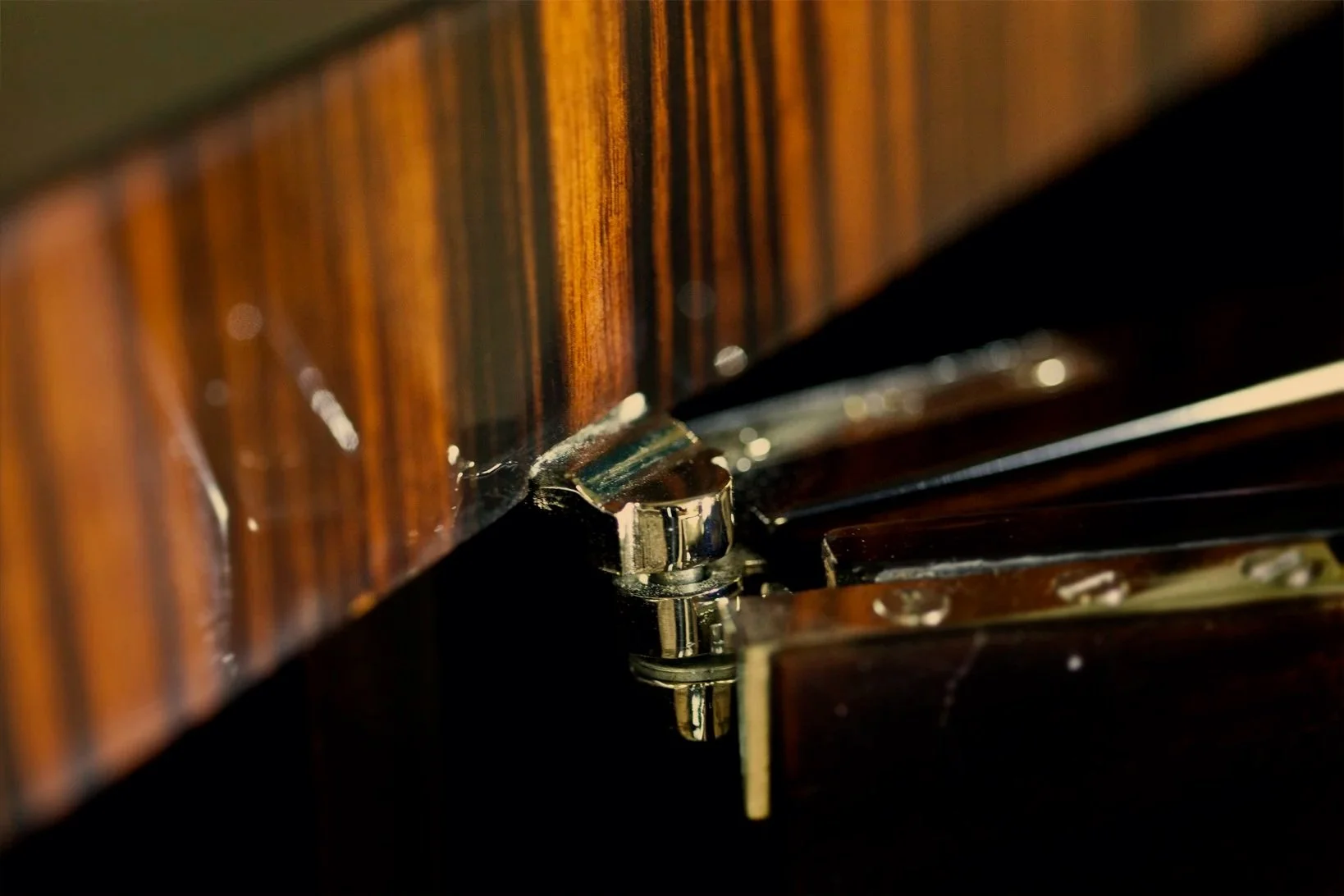 Nahaufnahme eines polierten Artdeco Sideboards, zeigt den Glanz der Holz- und Metalloberflächen des Sideboards