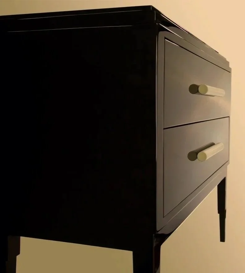 Schwarzes, holzernes Luxus Artdeco Sideboard mit Elfenbeingriffen und hochwertigen Lackfinish
