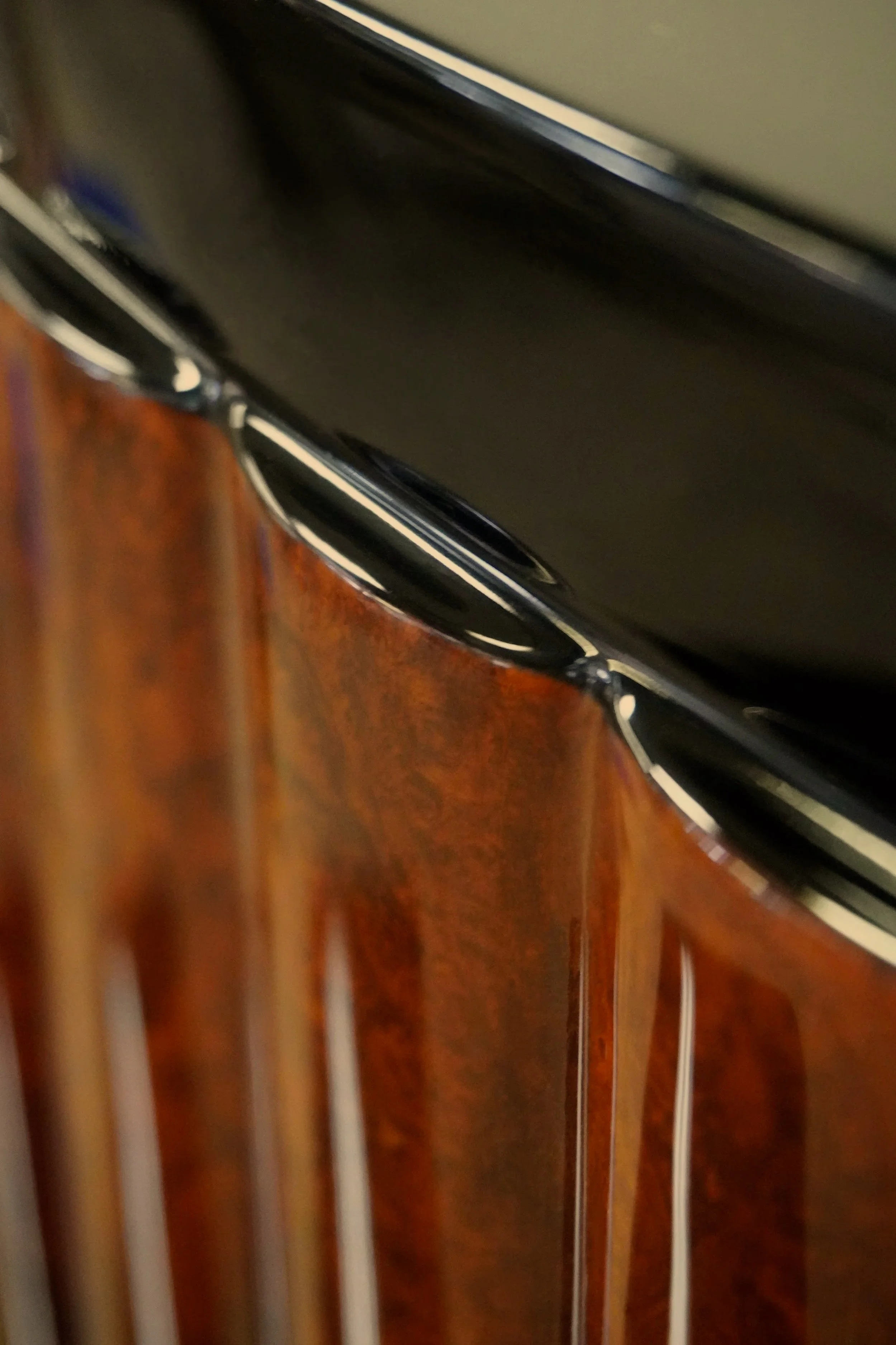 Nahaufnahme der Politur und der Hochglanzdetails eines Artdeco Sideboards aus Holz und Metall