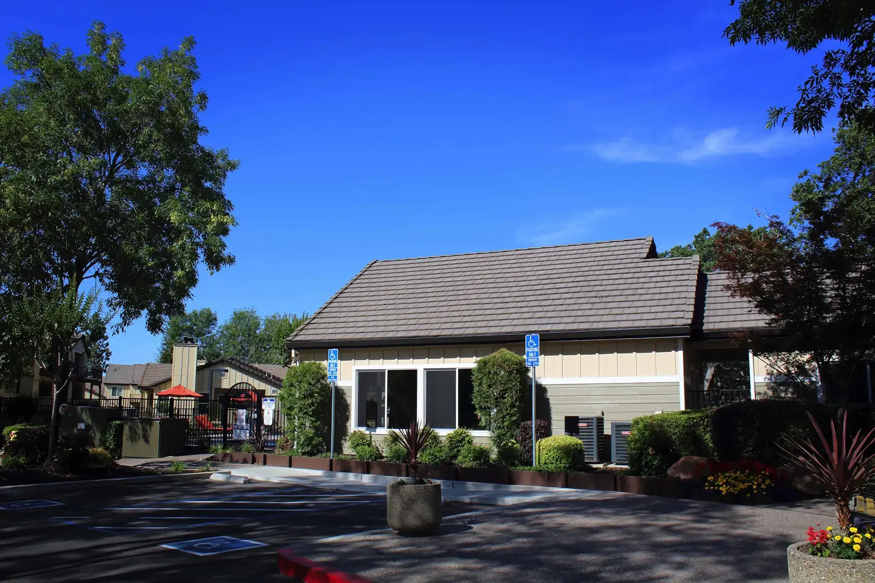 overlook apartments office from parking lot