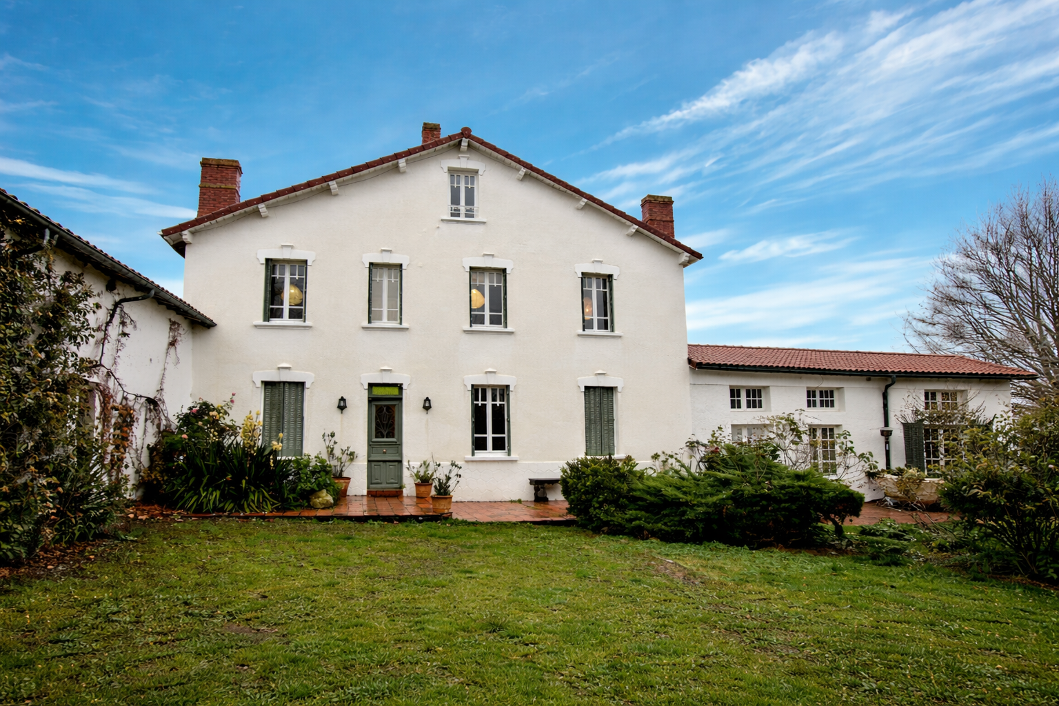 La maison vue du jardin