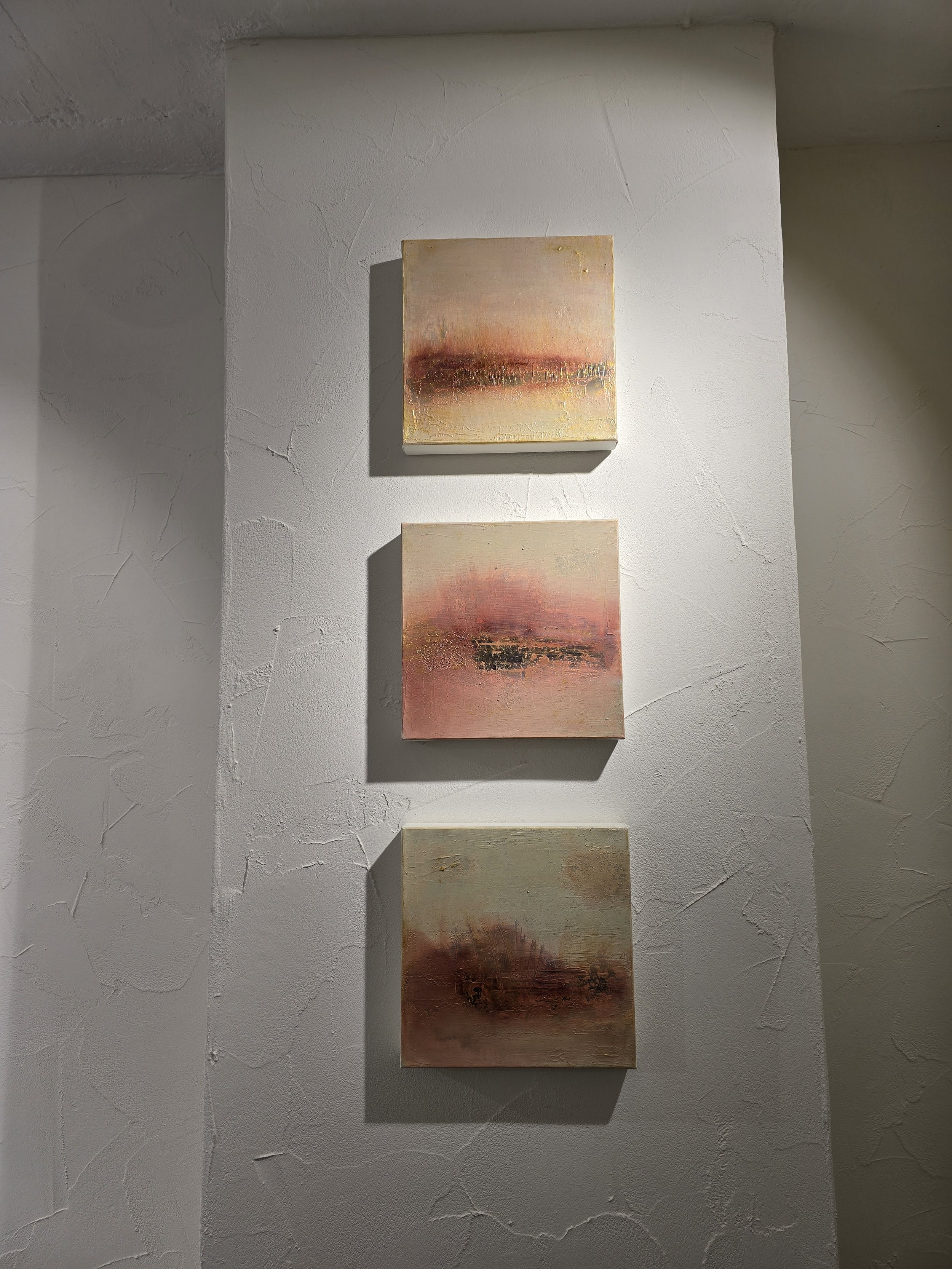 Drei abstrakte Gemälde der Künstlerin Stefanie Rau  in warmen Farbtönen im Salon ARose in Ulm.