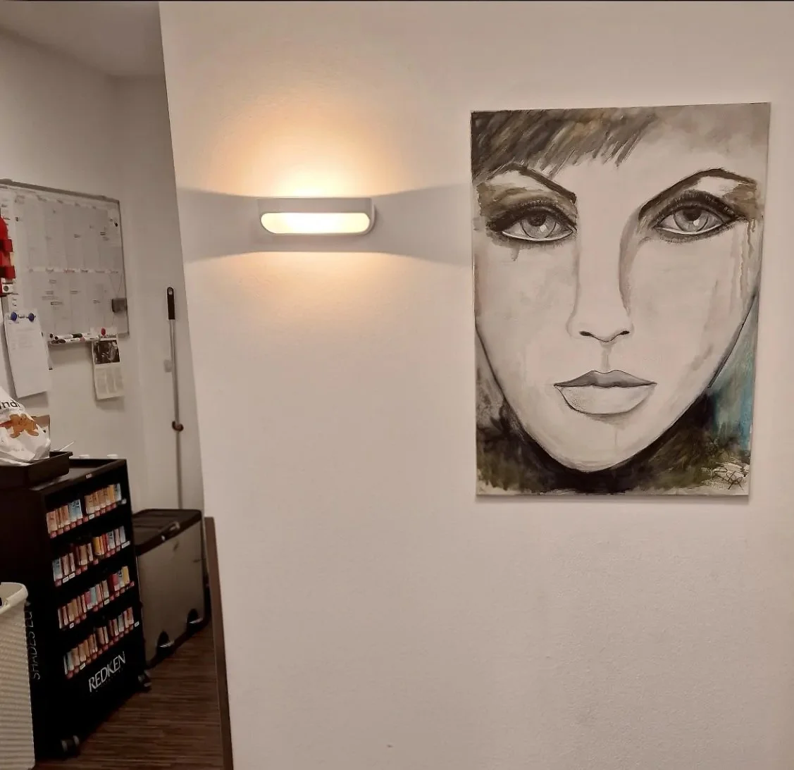 Abstraktes Gemälde eines Porträtgesichts einer Frau mit betonten Augen und vollen Lippen aus der Serie "Faces" der Künstlerin Stefanie Rau..