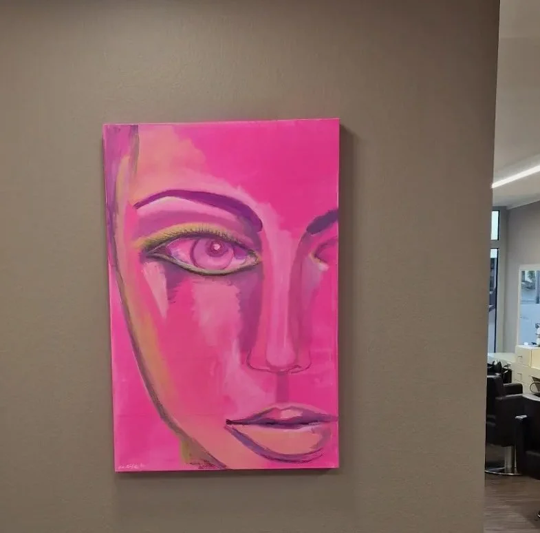 Ein abstraktes Gemälde eines Gesichts, hauptsächlich in Pink- und Lilatönen, mit einer großen linken Augenpartie, von der Künstlerin Stefanie Rau in der Stylemanufaktur Tannhausen. 