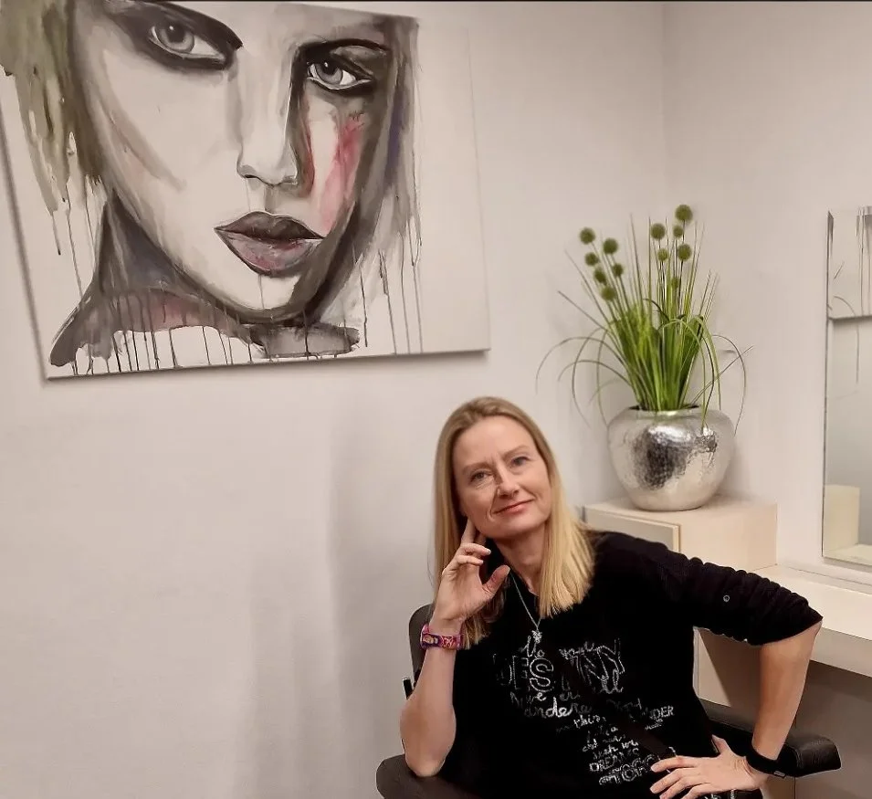 Die Künstlerin Stefanie Rau vor einem ihrer  großen Kunstwerk eines weiblichen Gesichts aus der Serie "Faces" in der Stylemanufaktur Tannhausen. 