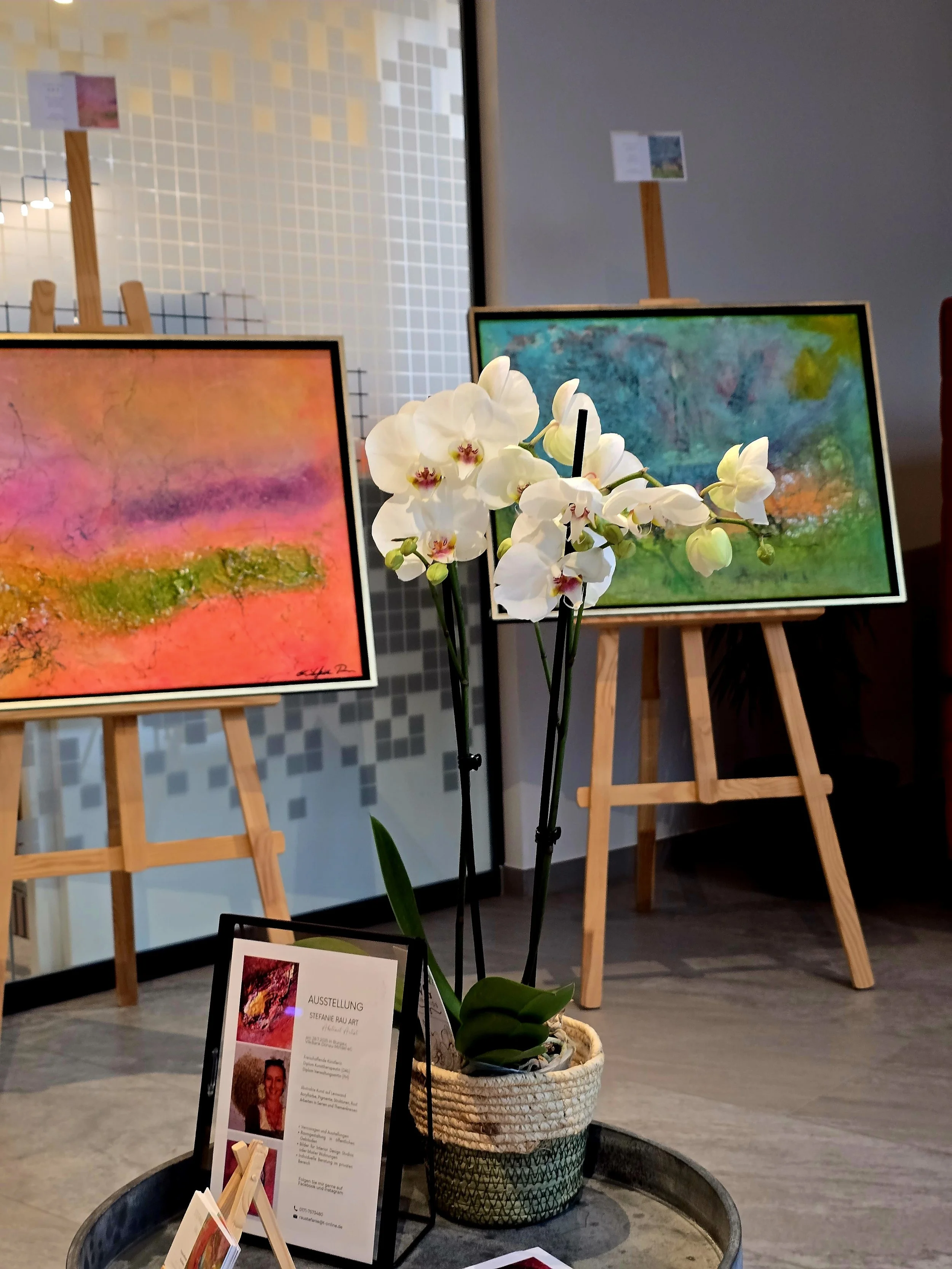 Abstrakte Werke der Künstlerin Stefanie Rau bei der VR-Bank Donau Mindel