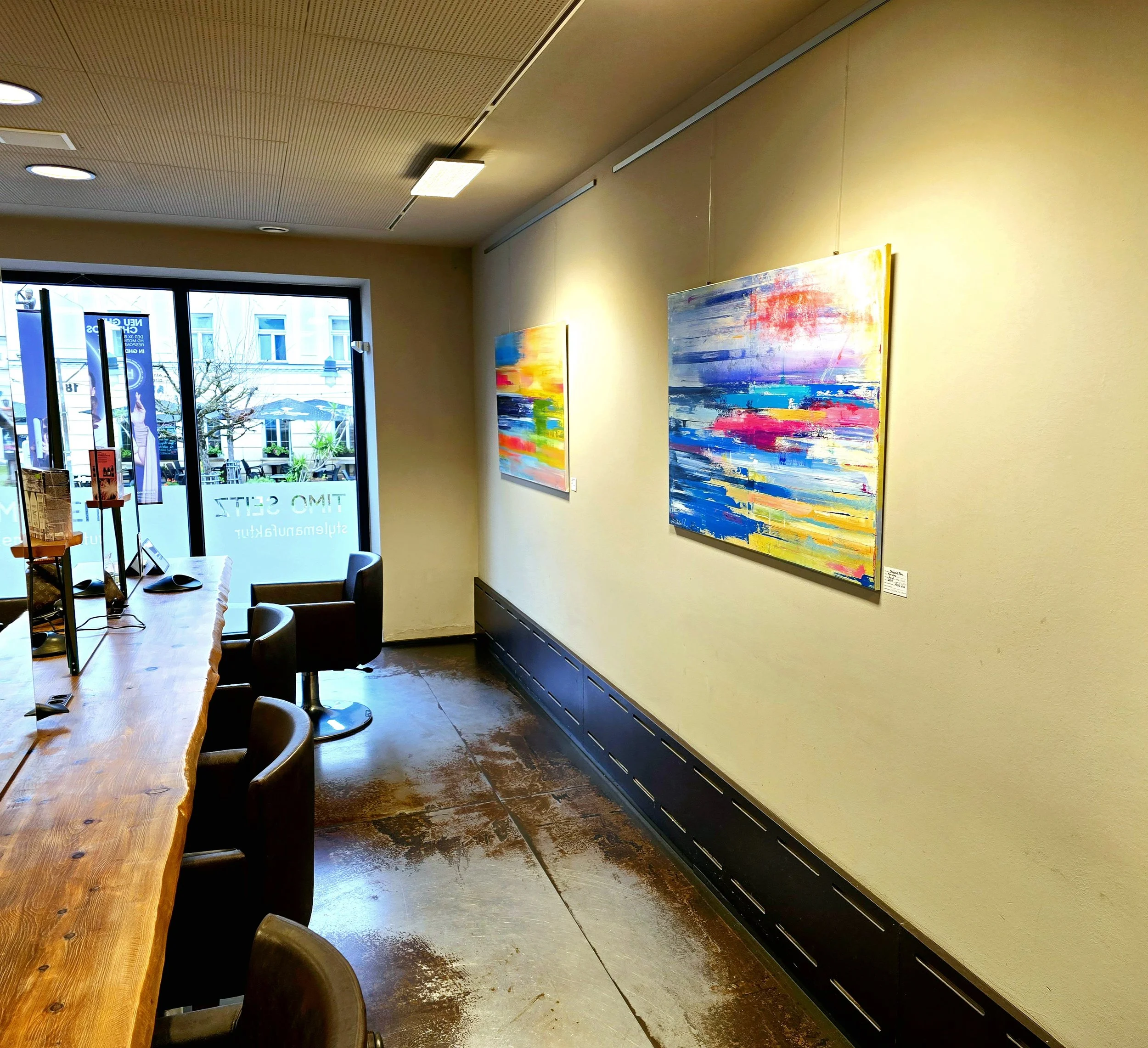 Ein Raum in der Stylemanufaktur Ichenhausen mit zwei abstrakten Gemälden der Künstlerin Stefanie Rau, Serie "Horizons" - Urlaubsreflexionen. 