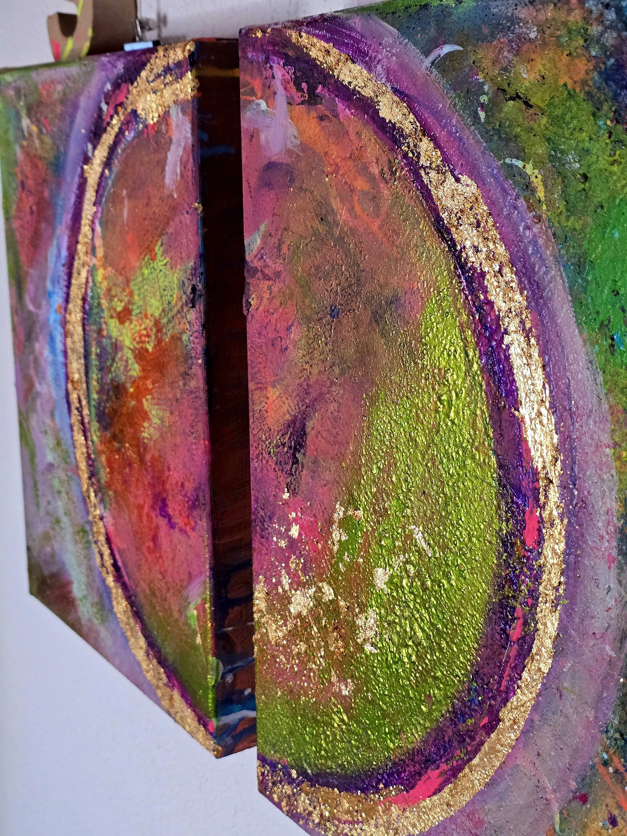 Circle Diptychon "Joint Project" / jeweils 30 x 40 cm Leinwand / Strukturen / Acrylfarbe / Schlagmetall Gold