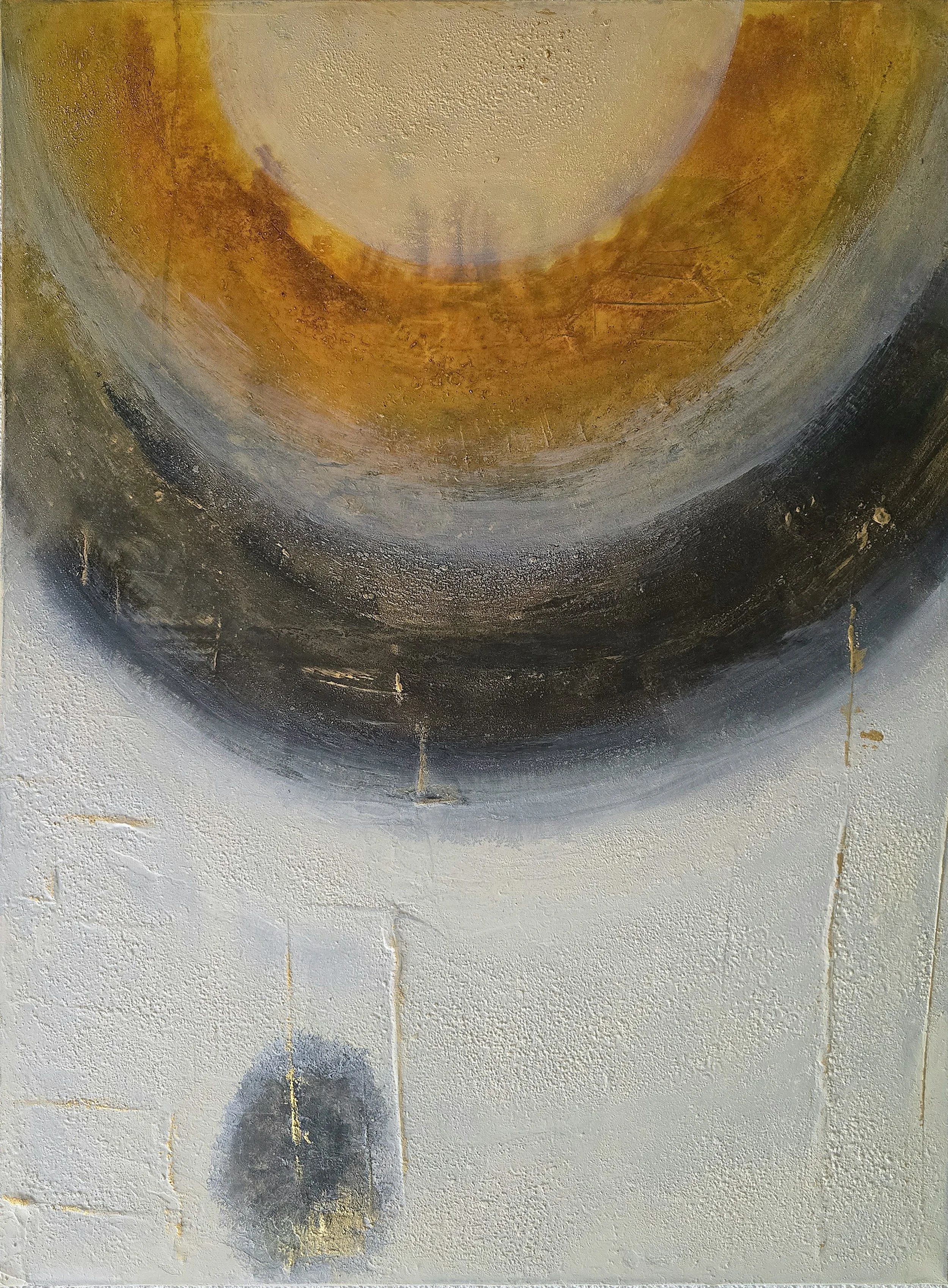 Abstraktes Wandbild der Künstlerin Stefanie Rau mit Kreisen in Gold, Schwarz und Beige auf weißer, strukturierter Wand, aus der Serie "Circles". 