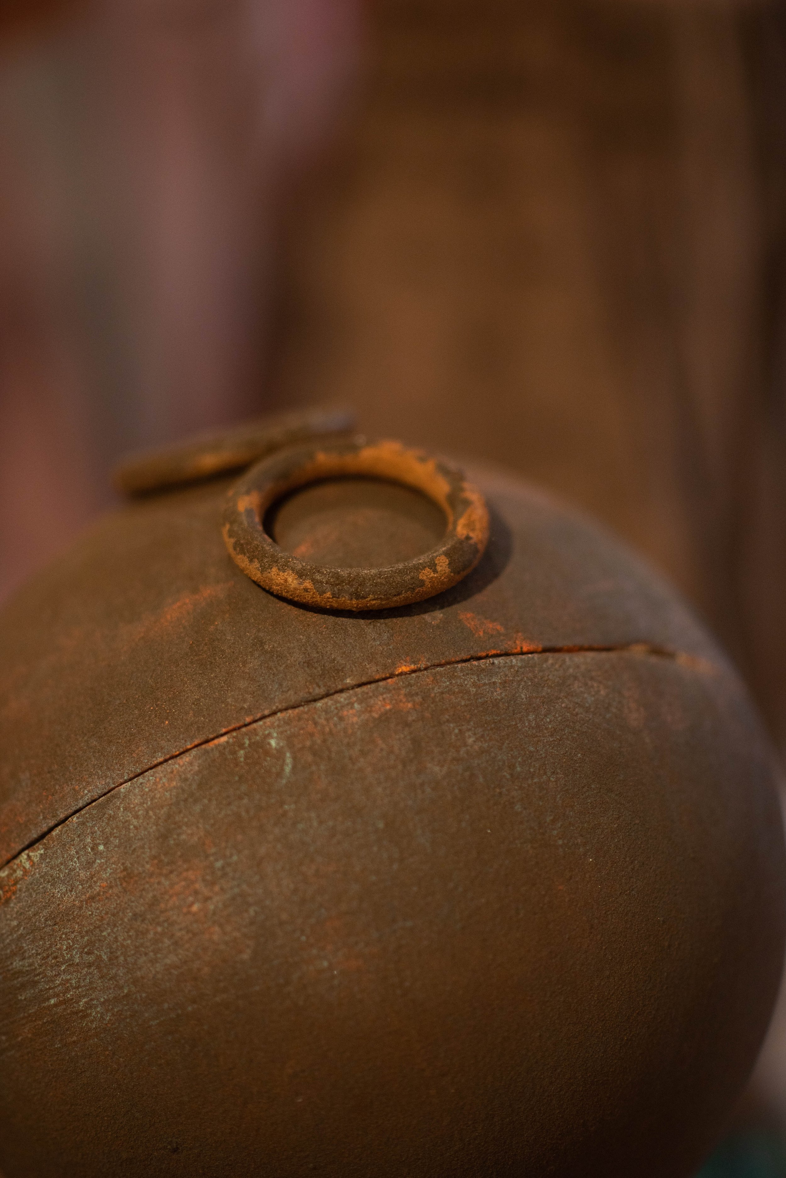 Rostobjekt / ca. 25 cm Durchmesser auf Metallständer / Detailansicht