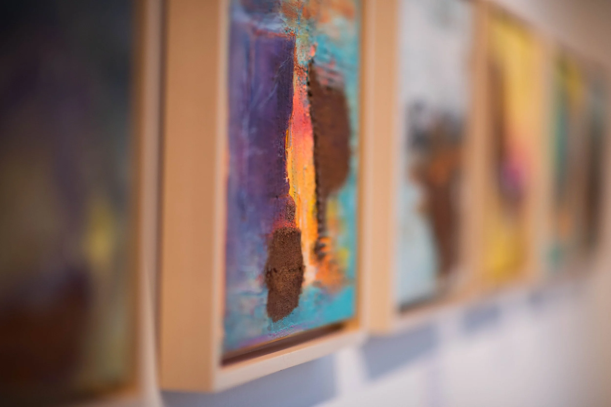 Abstraktes, farbenfrohes Gemälde mit erhabenen Texturen, aus der Serie "Rauhnächte 2023" in Nahaufnahme in der Ausstellung im Schulmuseum. 