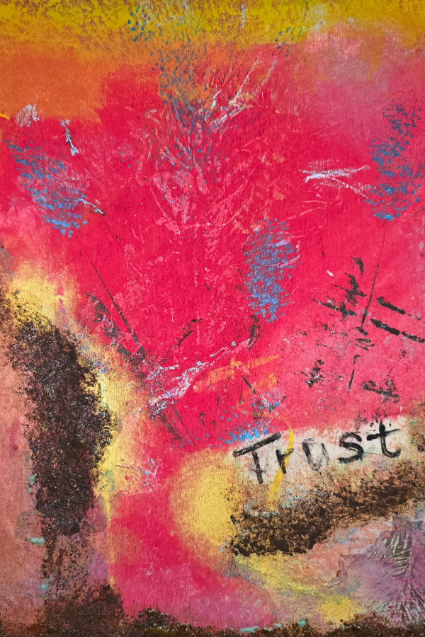 Abstrakte Kunst mit bunten Farben, schwarzen Linien und dem Wort "Trust" in der unteren rechten Ecke.