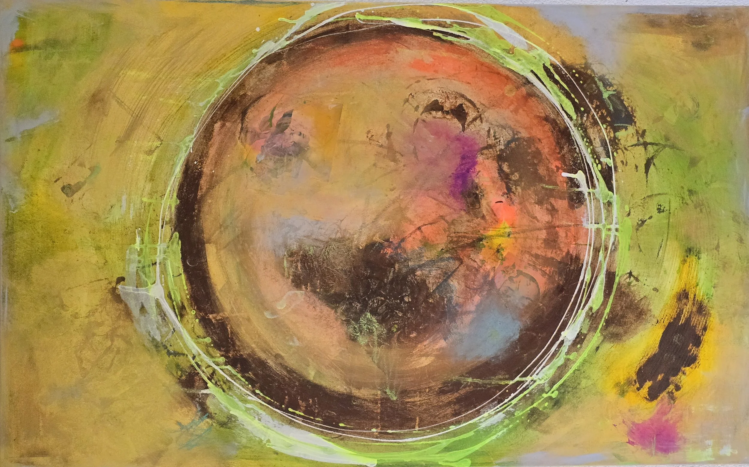 Abstraktes Gemälde der Künstlerin Stefanie Rau aus der Serie "Circles" mit einer großen, kreisförmigen, bunten Struktur in der Mitte, umgeben von lebendigen Farbspritzern in Gelb, Grün, Orange, Pink und Rost.