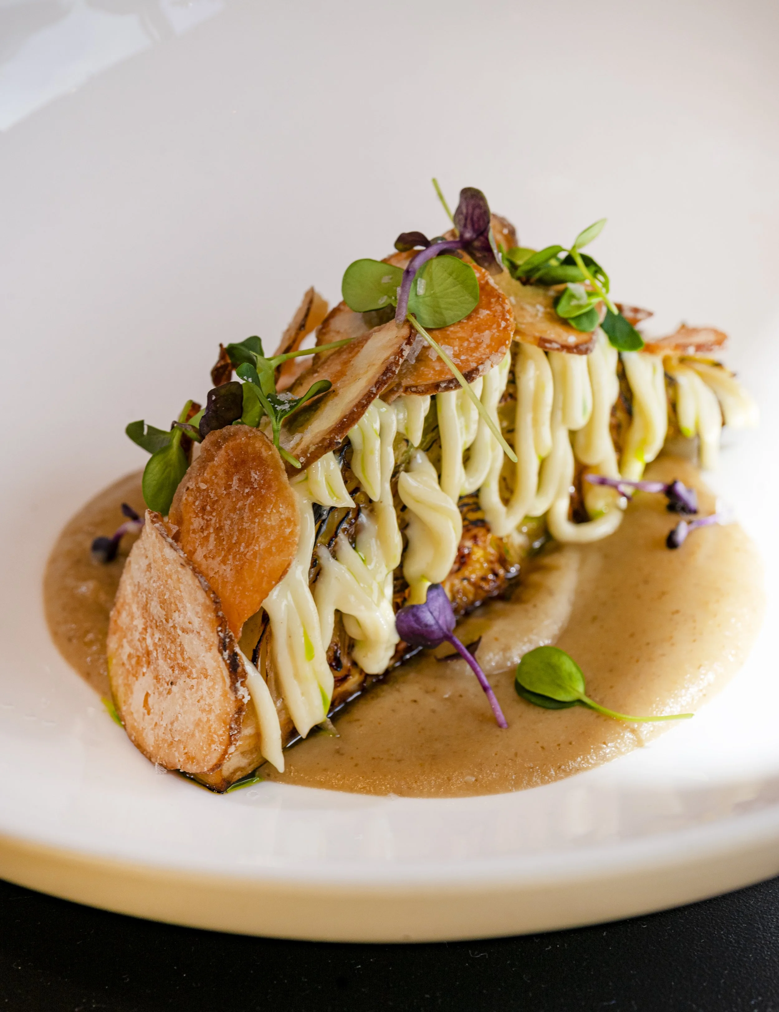 Piatti di pasta con microgreens, salsiccia e salsa cremosa