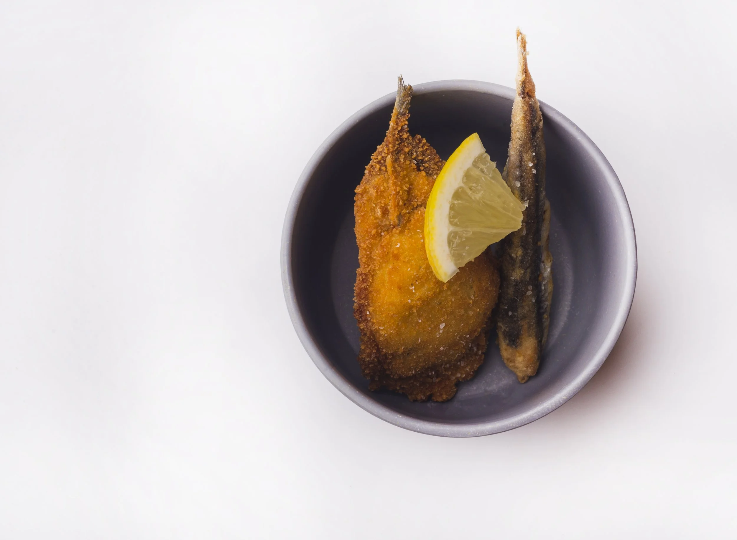 Fritto misto di pesce con limone
