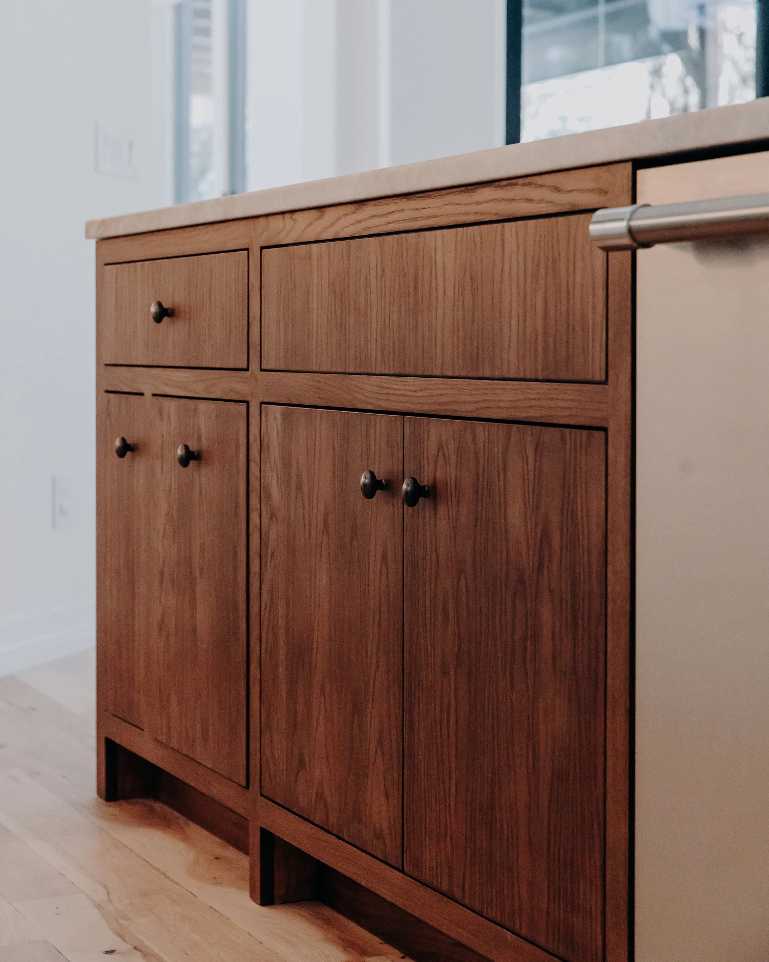 Second home in the Colorado mountains designed by Charleston interior designer Sarah Hart, featuring custom white oak cabinets, curated furnishings, and expert full-service design.
