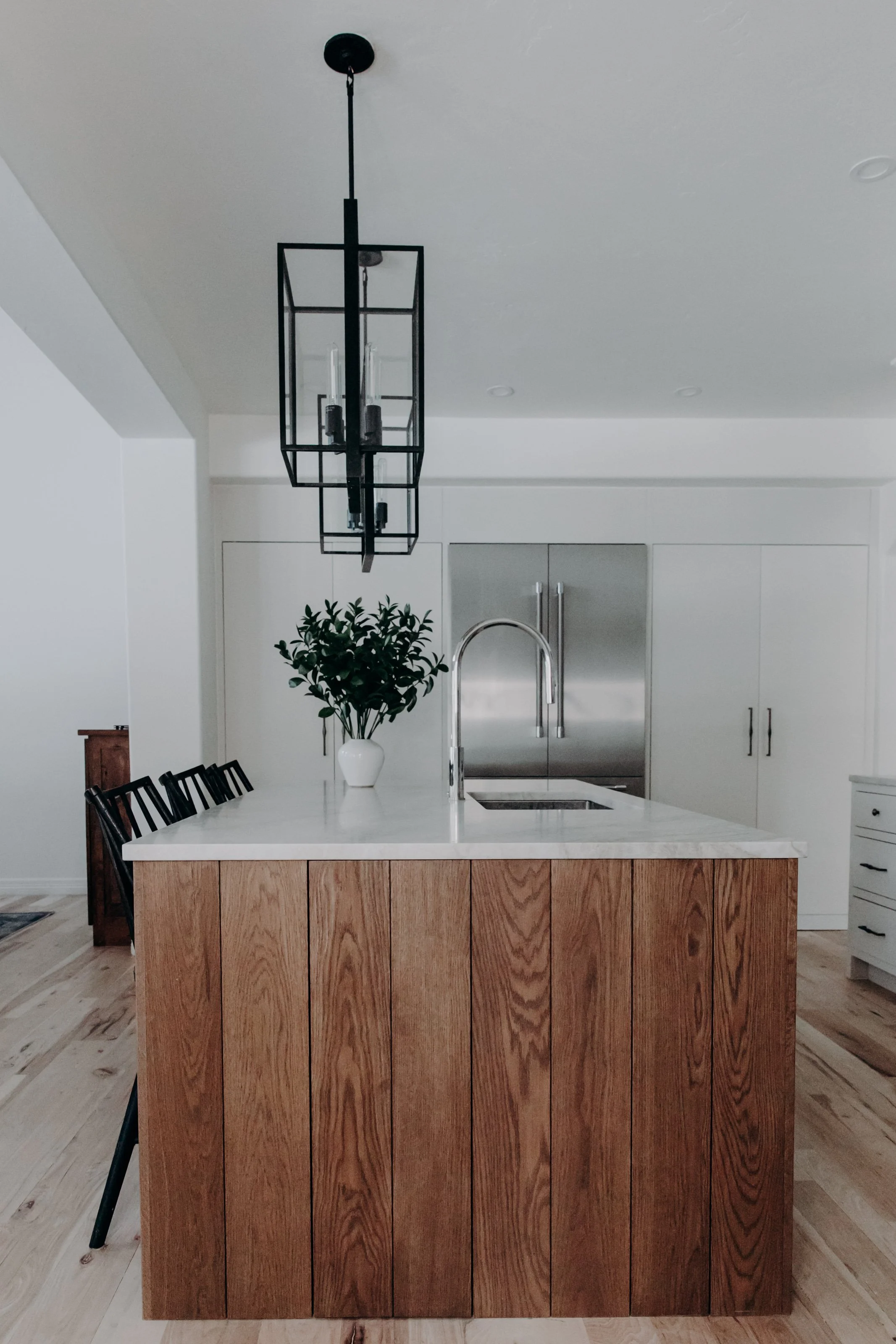 Second home in the Colorado mountains designed by Charleston interior designer Sarah Hart, featuring custom white oak cabinets, curated furnishings, and expert full-service design.