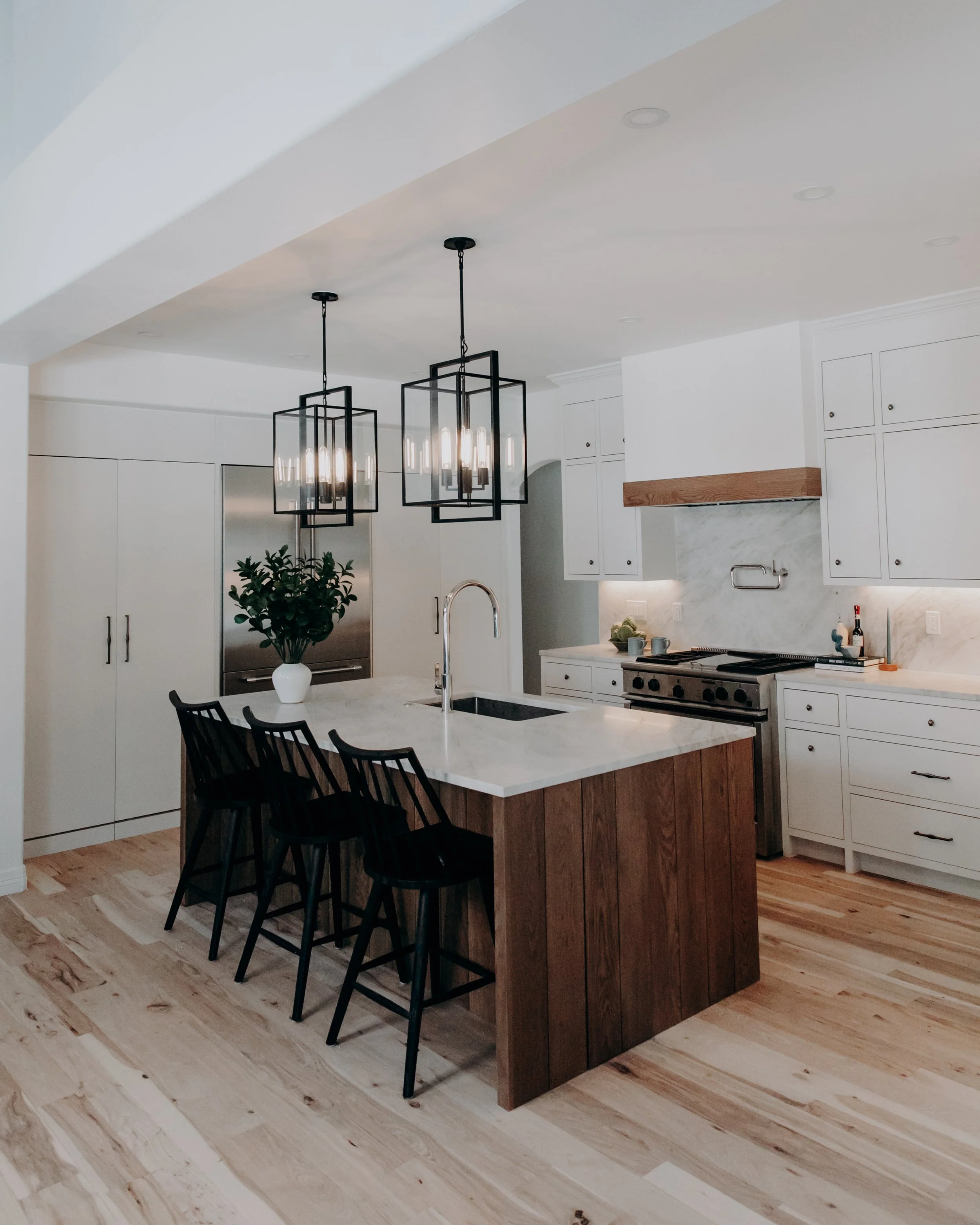 Luxury second home in Colorado’s mountains by Sarah Hart Interior Design, with custom white oak cabinetry, thoughtfully curated furnishings, and fully managed interiors.