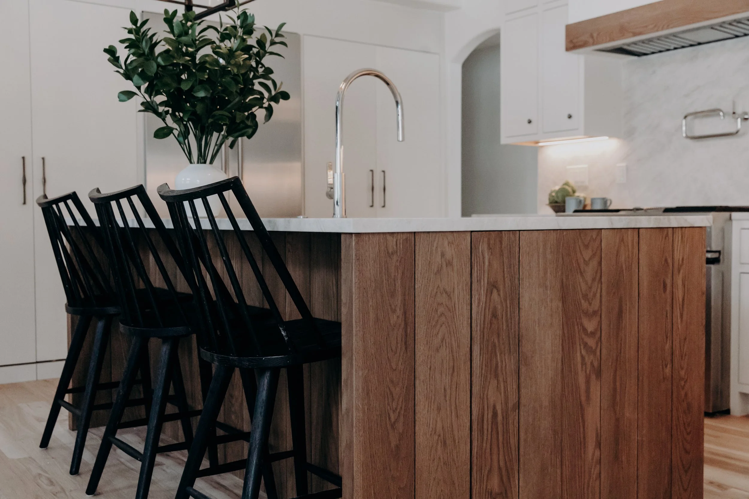 Modern mountain retreat second home in Colorado designed by Charleston’s Sarah Hart Interior Design, featuring custom white oak cabinets, curated interiors, and refined design details.