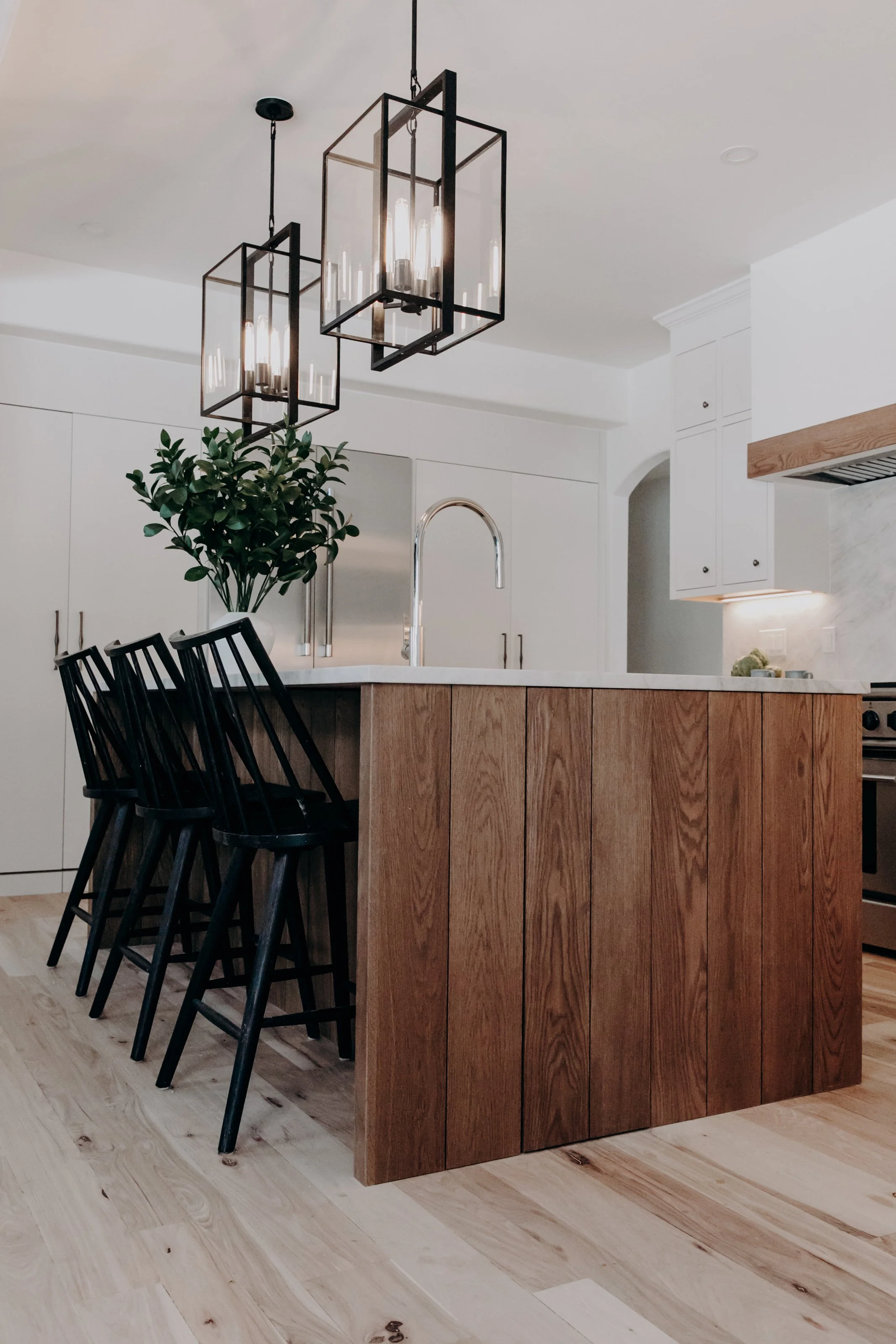 Modern mountain retreat second home in Colorado designed by Charleston’s Sarah Hart Interior Design, featuring custom white oak cabinets, curated interiors, and refined design details.