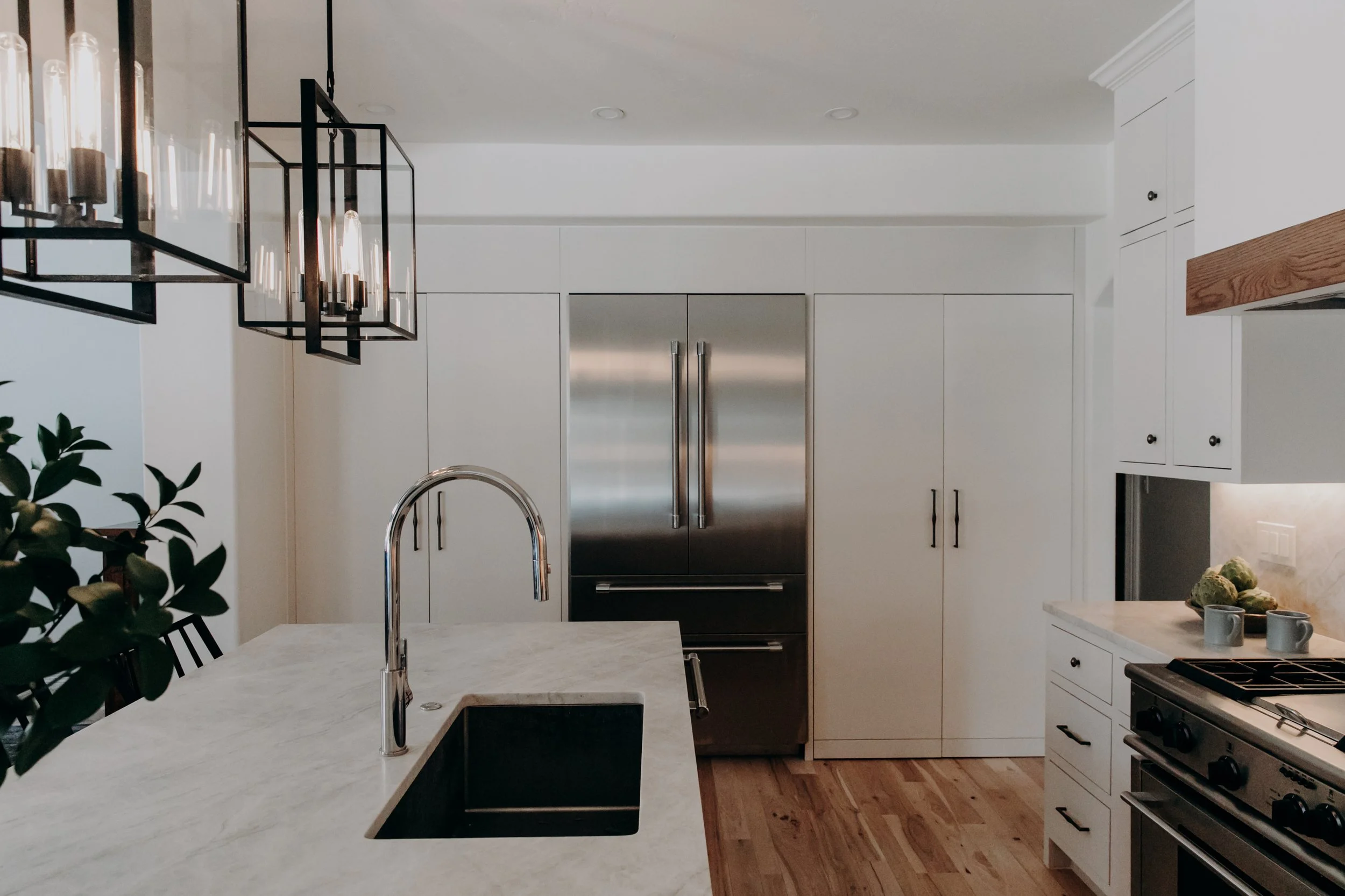 Luxury second home in Colorado’s mountains by Sarah Hart Interior Design, with custom white oak cabinetry, thoughtfully curated furnishings, and fully managed interiors.