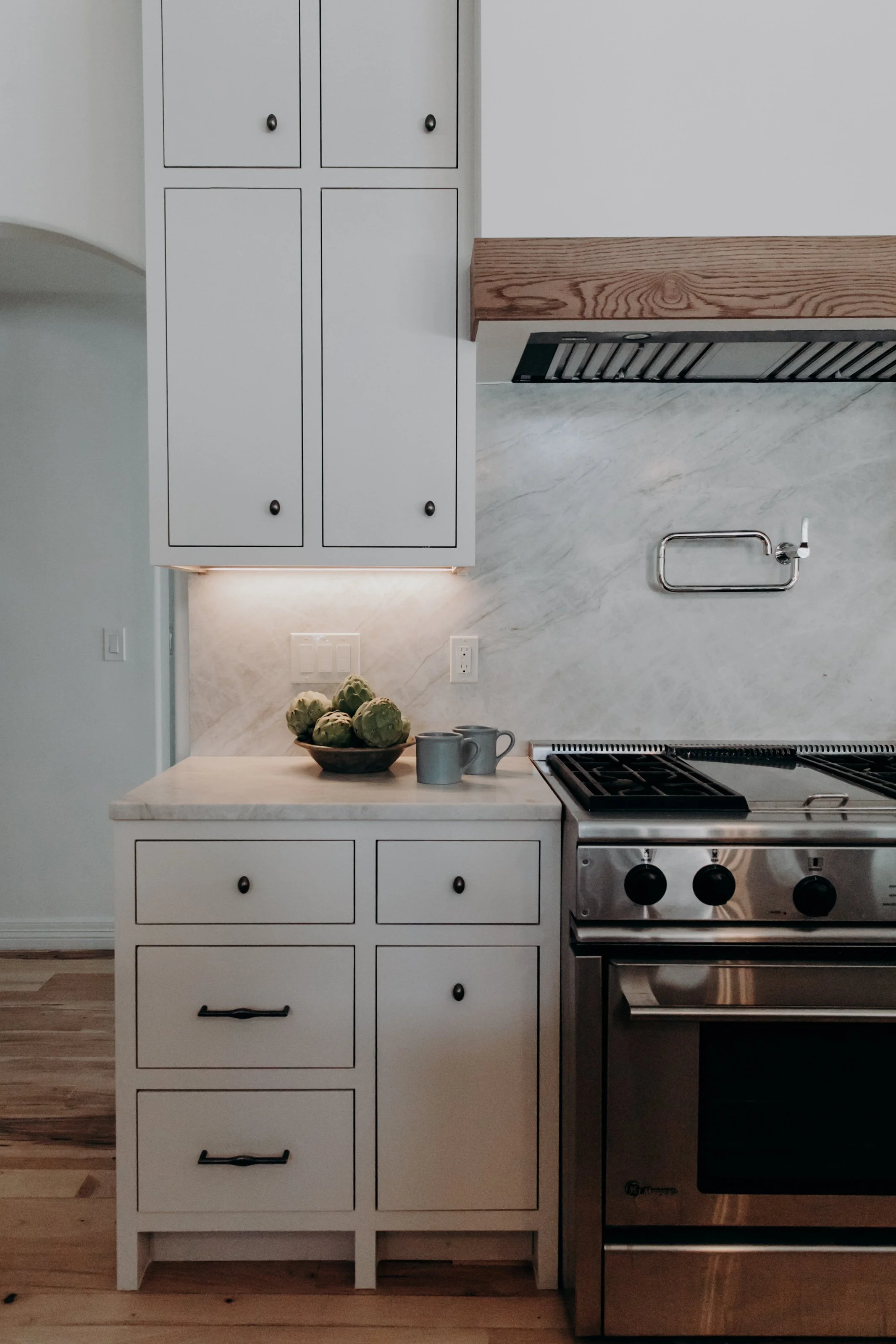 Charleston-based interior designer Sarah Hart designed this modern mountain retreat second home in Colorado, showcasing custom white oak cabinets and elevated, timeless interiors.