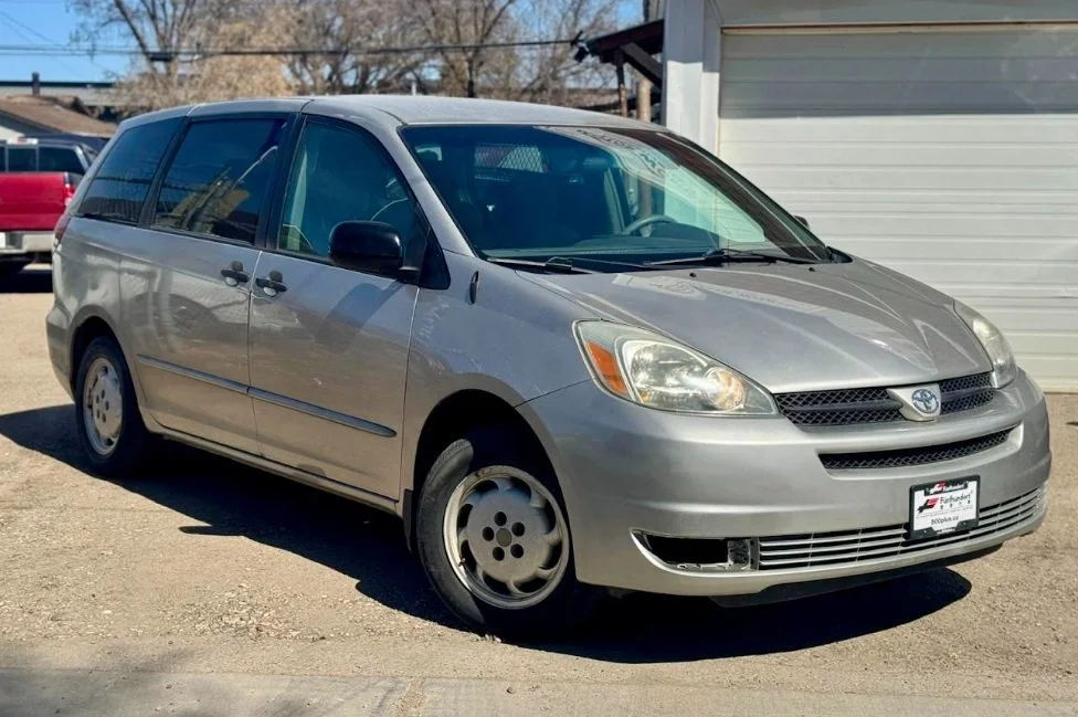 2005 Toyota Sienna LE – 8 Passenger Minivan