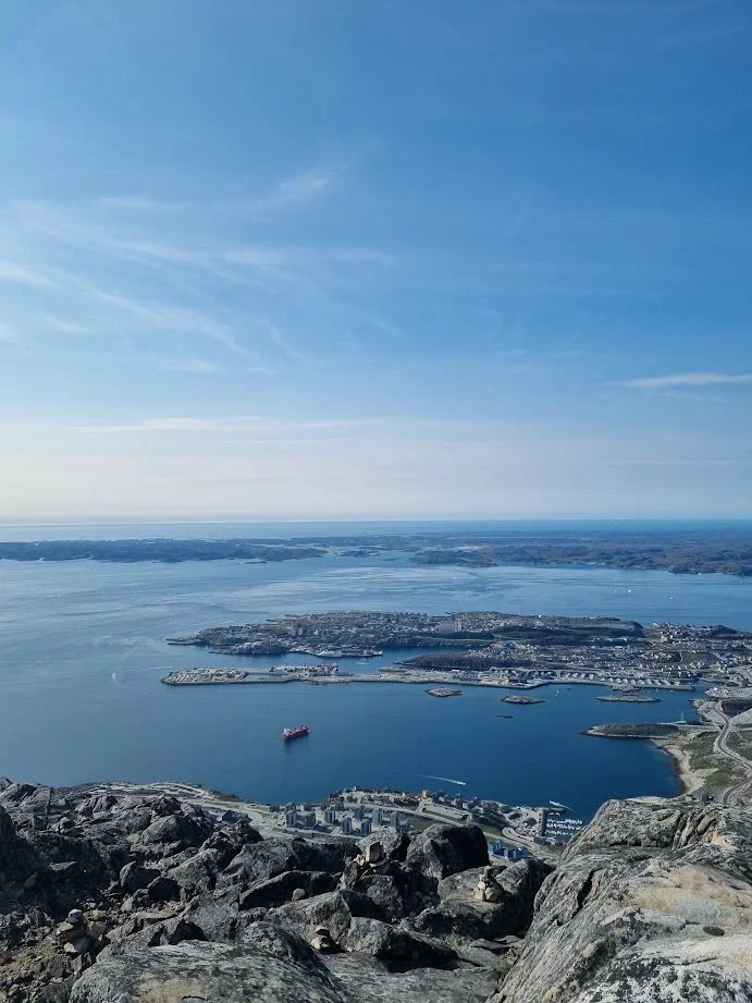 Ukussussisaq city view summer.webp