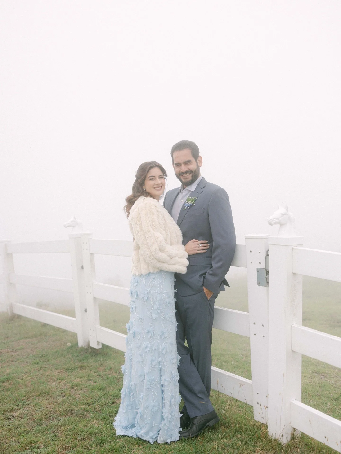 &ldquo;En la cima de la colina, donde la neblina parec&iacute;a abrir el camino, ellos se prometieron un amor que no necesita testigos&hellip; porque cuando el paisaje desaparece, lo &uacute;nico que permanece es lo esencial.

As&iacute; fue esta bod