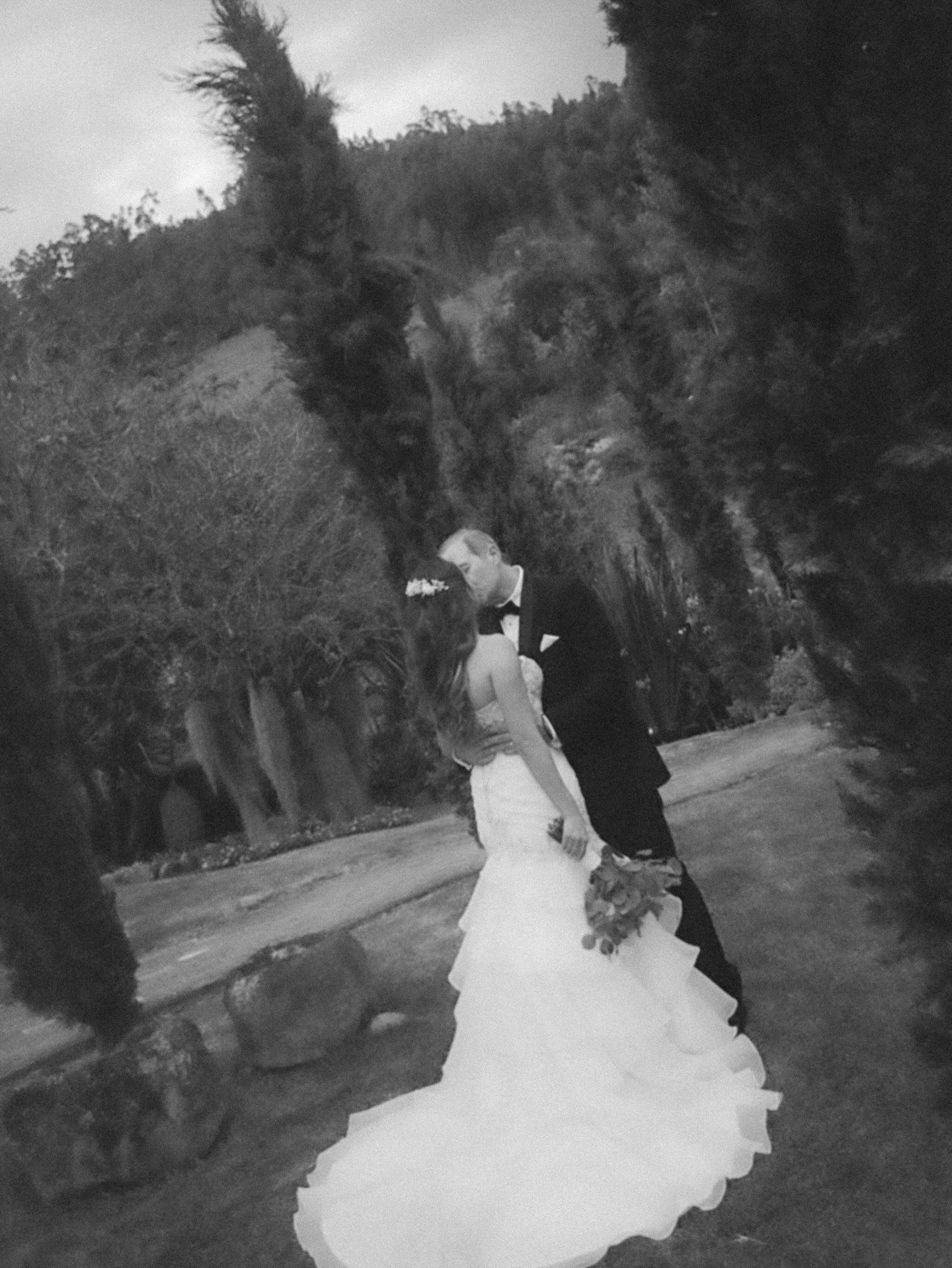 Maru &amp; Doug eligieron Cuenca para decir &ldquo;s&iacute;&rdquo;, rodeados de historia, silencio y belleza real.

Hacienda Caballo Campana no fue solo el escenario, fue parte del relato: luz honesta, emociones sin pose y un ritmo que se siente m&a