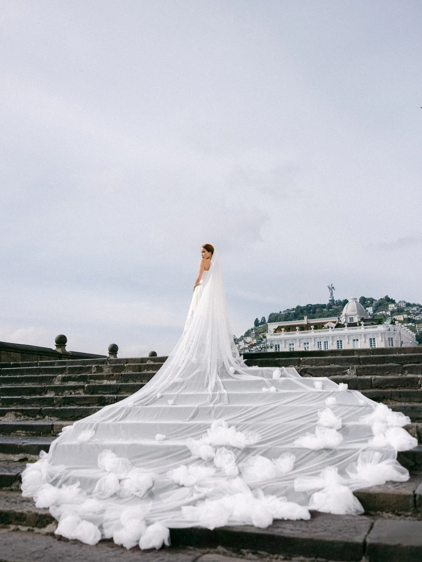 Esta serie de fotos fueron tomadas al amanecer en el Centro Hist&oacute;rico de Quito, frente a la Iglesia de San Francisco. Usamos luz natural suave del amanecer, que resalt&oacute; el vestido y la estructura de las escaleras. 

La composici&oacute;