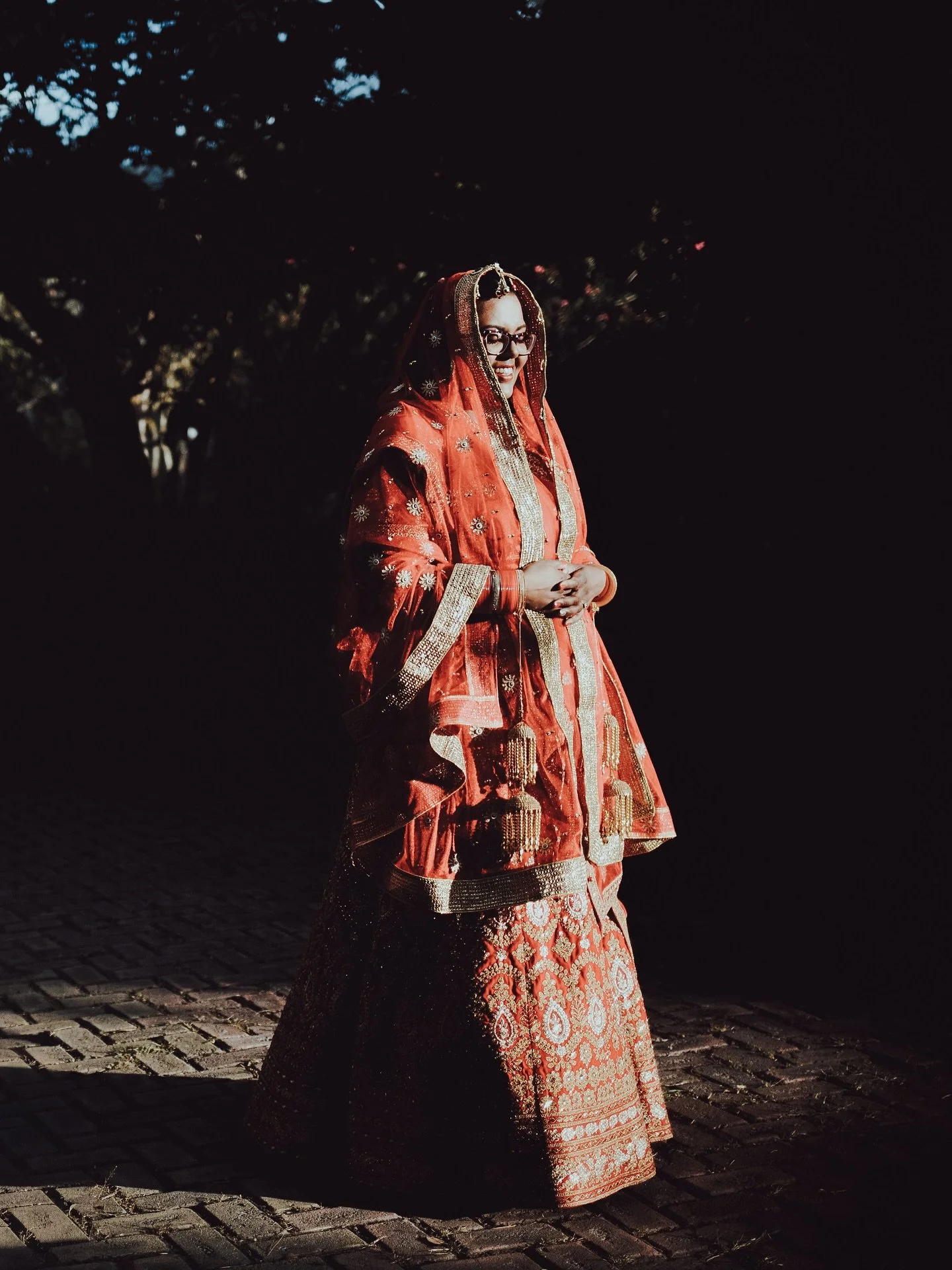 Este retrato de Samina sigue siendo uno de los m&aacute;s especiales que he hecho.

Su mirada, su historia y la riqueza de la cultura hind&uacute; hacen que cada detalle hable por s&iacute; solo.

Hoy sub&iacute; dos versiones: una en color y otra en