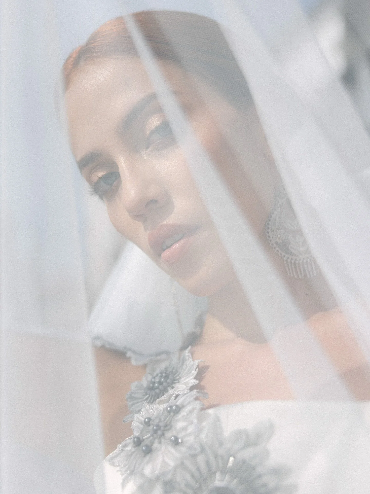 En el coraz&oacute;n del Centro Hist&oacute;rico de Quito, los retratos cobraron un significado especial. Junto a @toska.ec , dise&ntilde;adora ecuatoriana, fusionamos moda, arte y herencia cultural para crear im&aacute;genes que dialogan con la hist