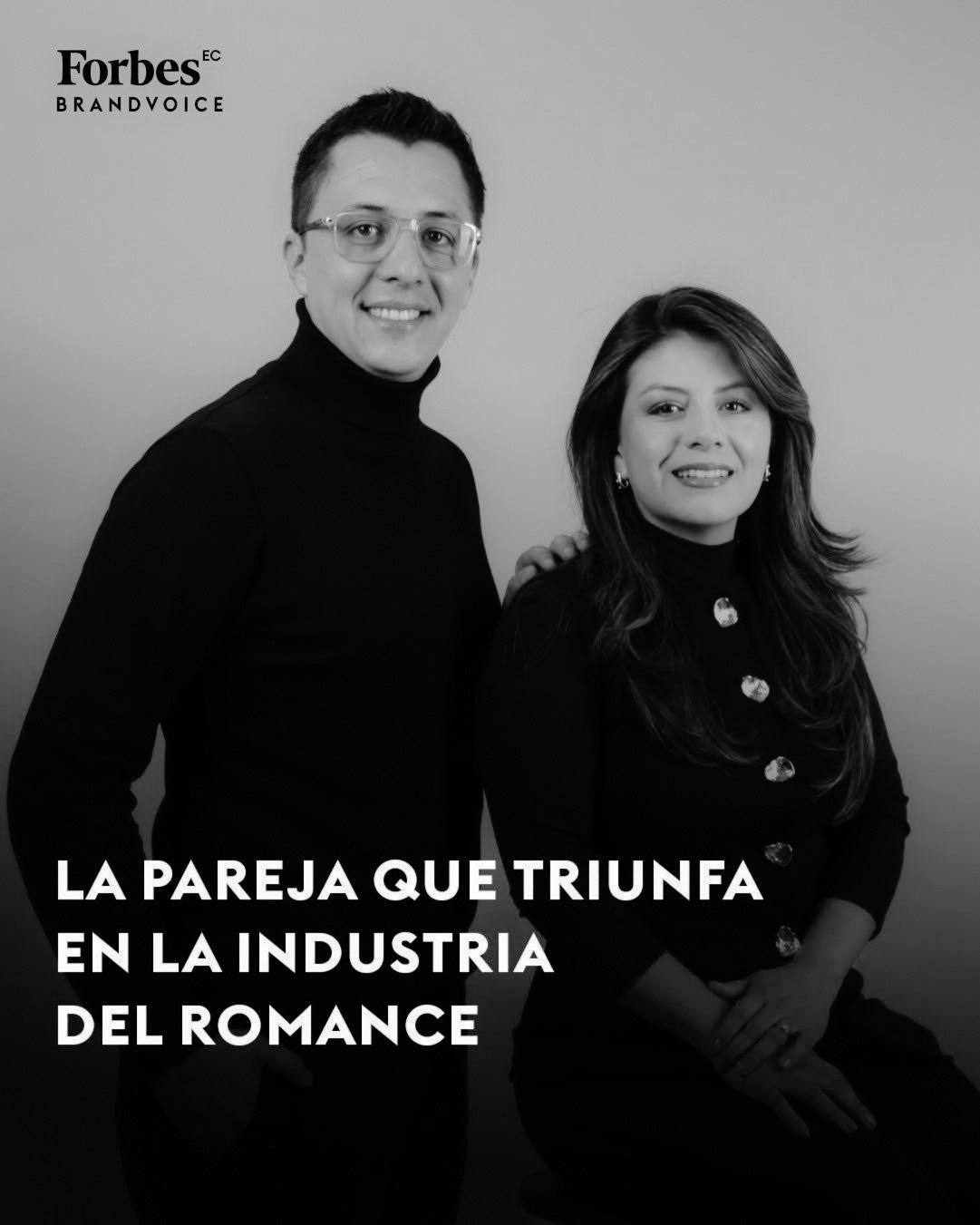 Una pareja sonriente frente a un fondo gris, con texto en español que dice 'La pareja que triunfa en la industria del romance'.