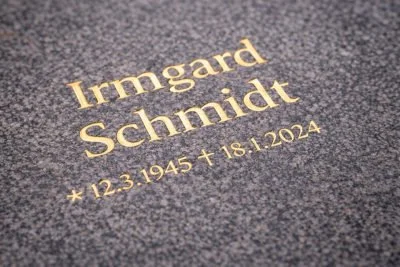 Grabstein mit Gravur in Gold.