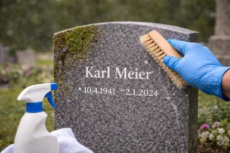 Grabstein Reinigung. Ein Grabstein der gereinigt wird.