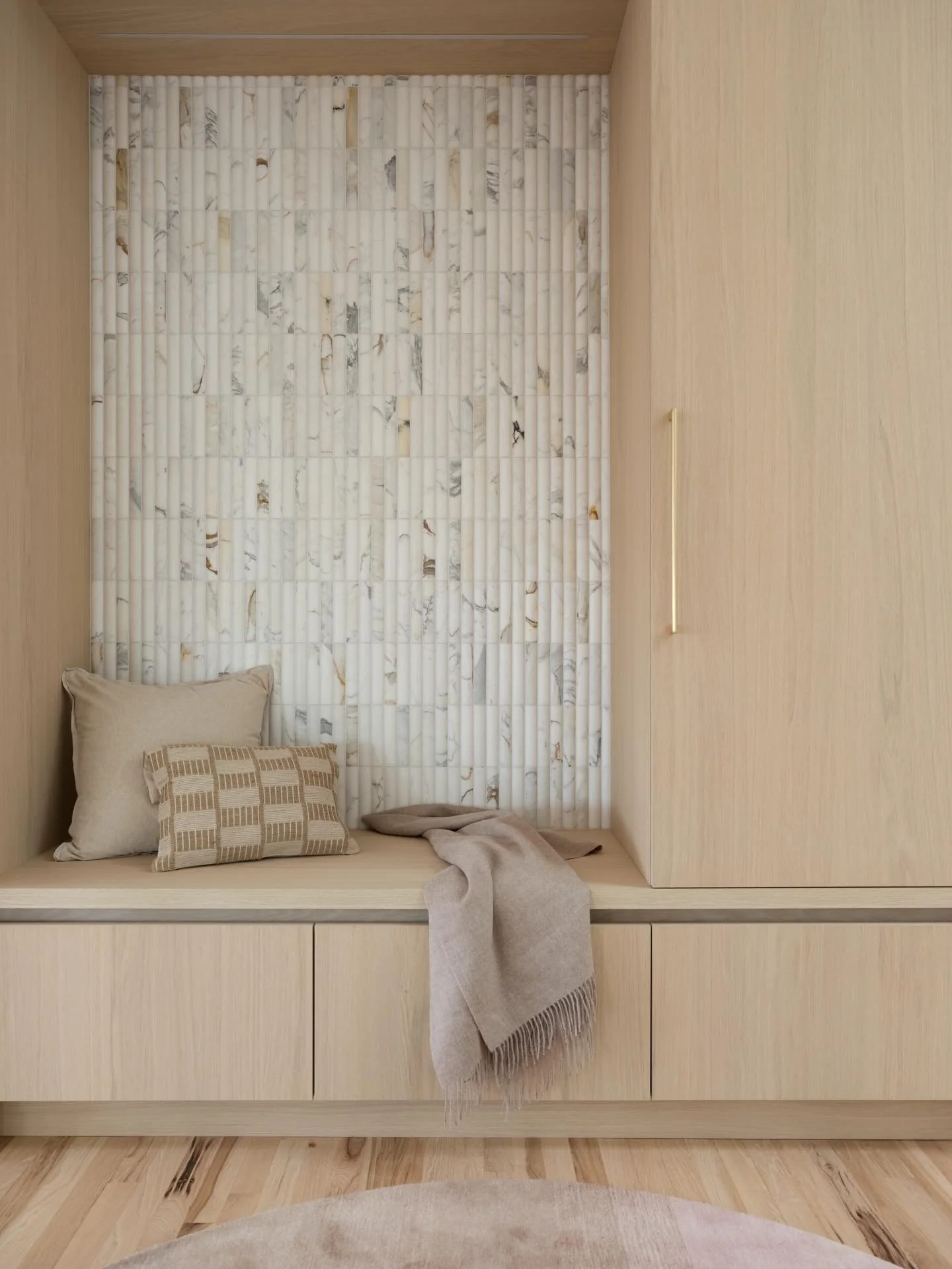 In the Lake House entryway, texture adds elevated dimension and interest to an otherwise neutral palette. 

Contractor: @sobohomes 
Cabinetry: @vonmod 
Photography: @danecroninphoto 
Styling: @natalie_warady 

#modernentryway #moderninteriordesign #b