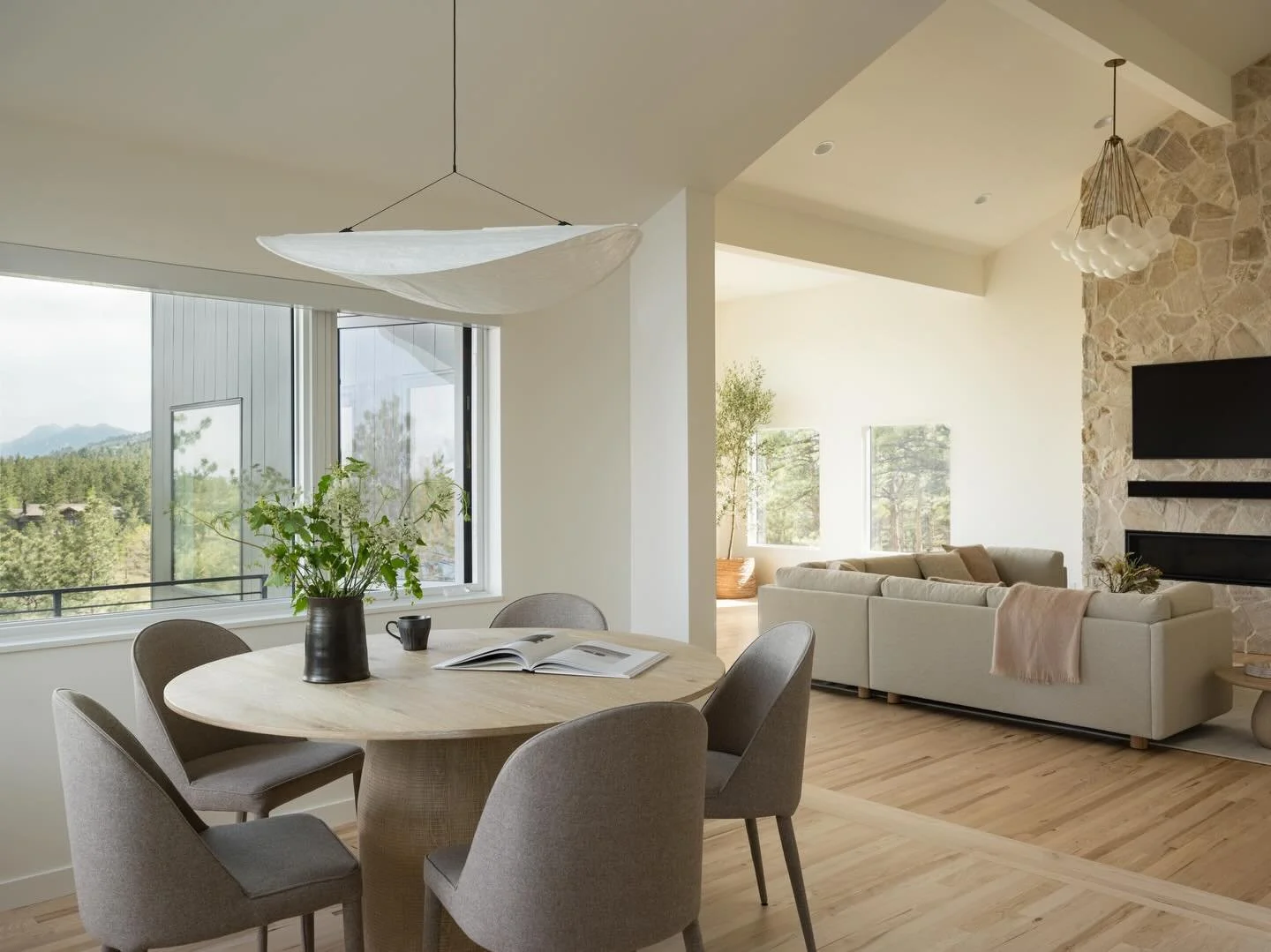 These angles of the Lake House, shot by @danecroninphoto, show the connections between spaces. From the breakfast nook, you can enjoy the mountain view and the soft warm light from the living room or you can connect with the energy coming from the ki