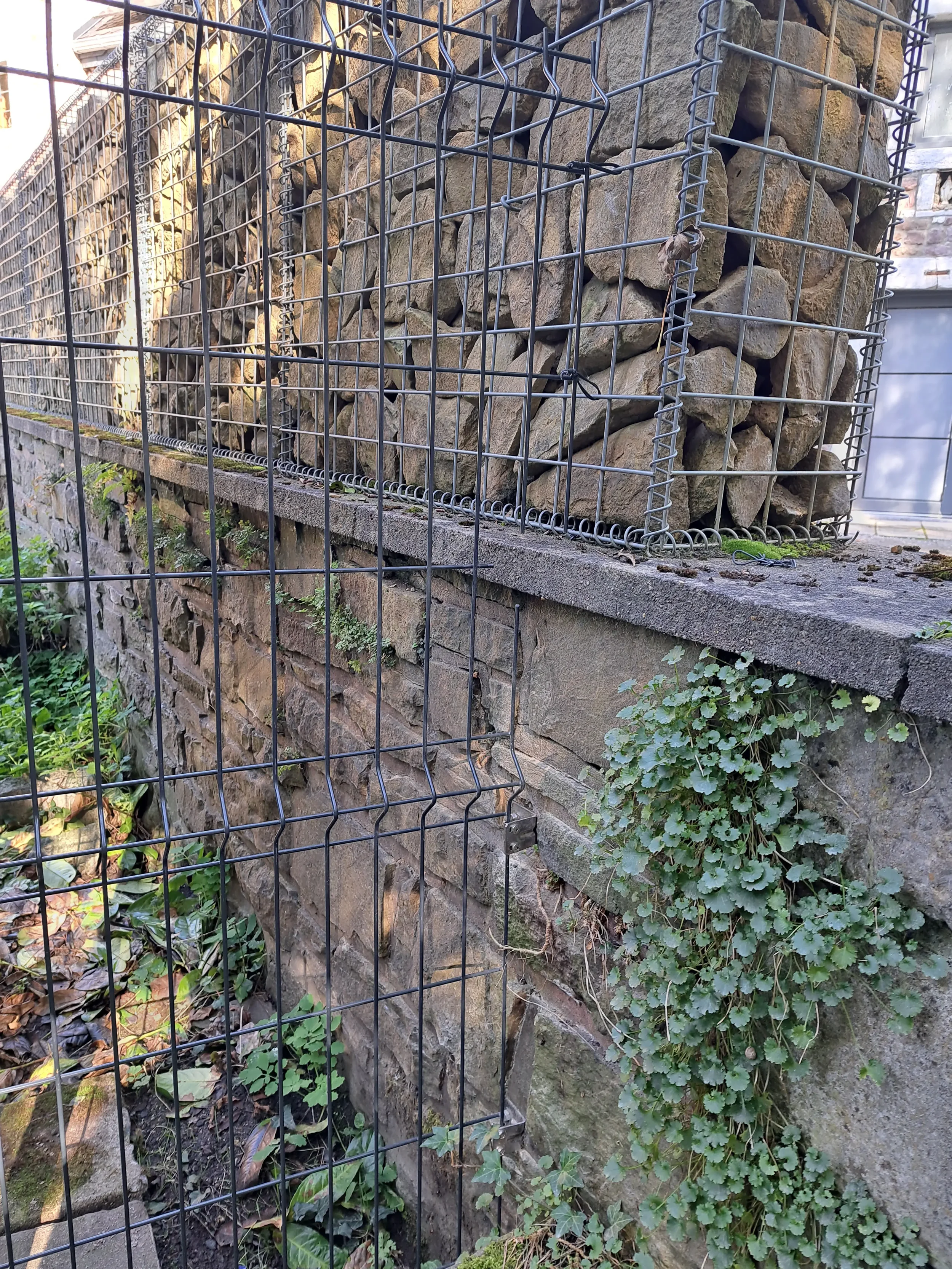 Détail ancrage platine de clôture sur vieux mur en pierre - Travail sur mesure Condroz