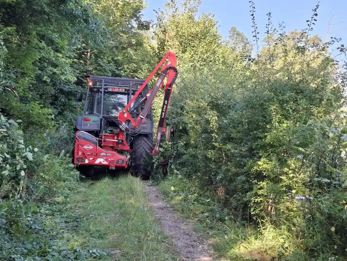 Taille de haie au tracteur mécanisé huy marchin Clair et vert