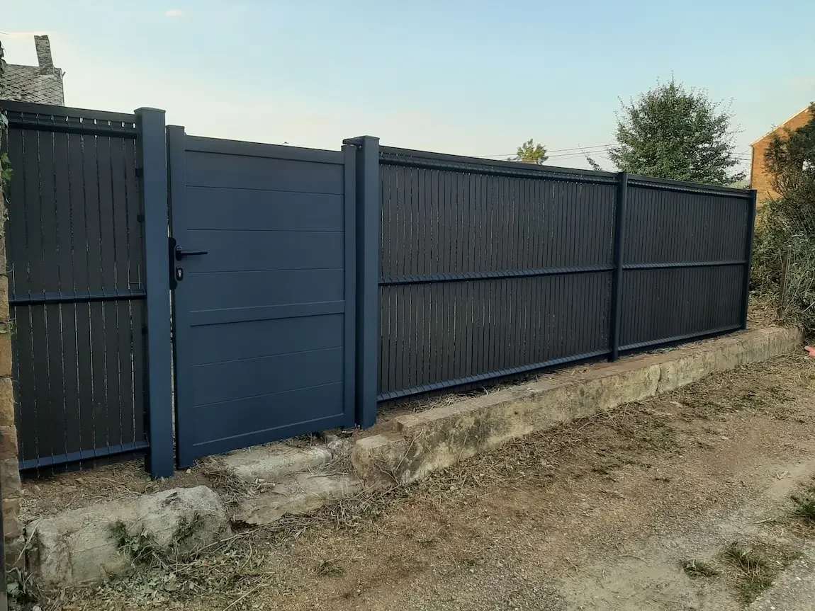 Portail-Aluminium-cloture-rigide-huy-clair-et-vert